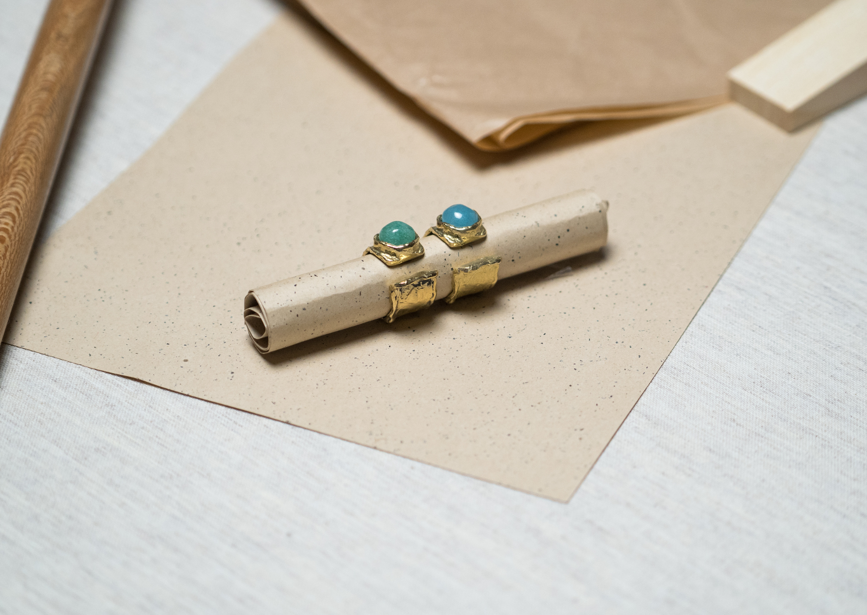 Anillo orgánico bronce con piedra natural