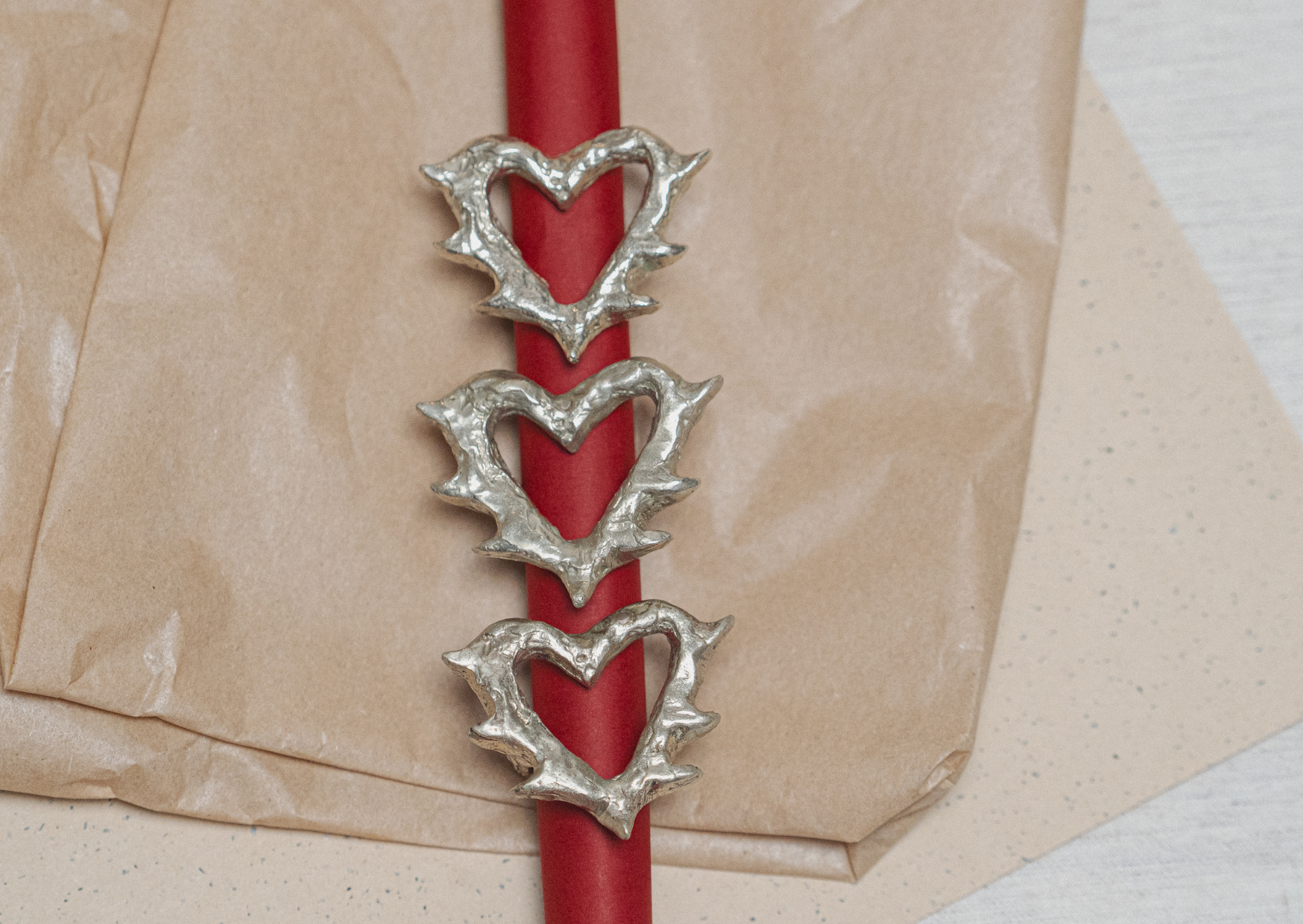 Anillo alpaca corazón chorreado con pinches