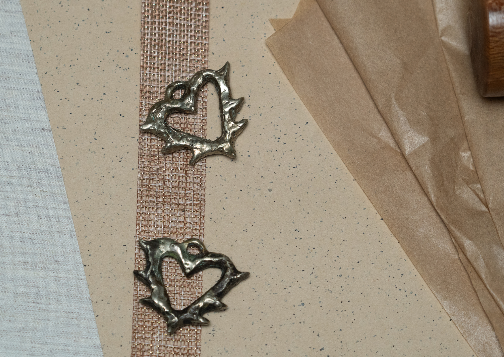 Colgante alpaca corazón chorreado con pinches 