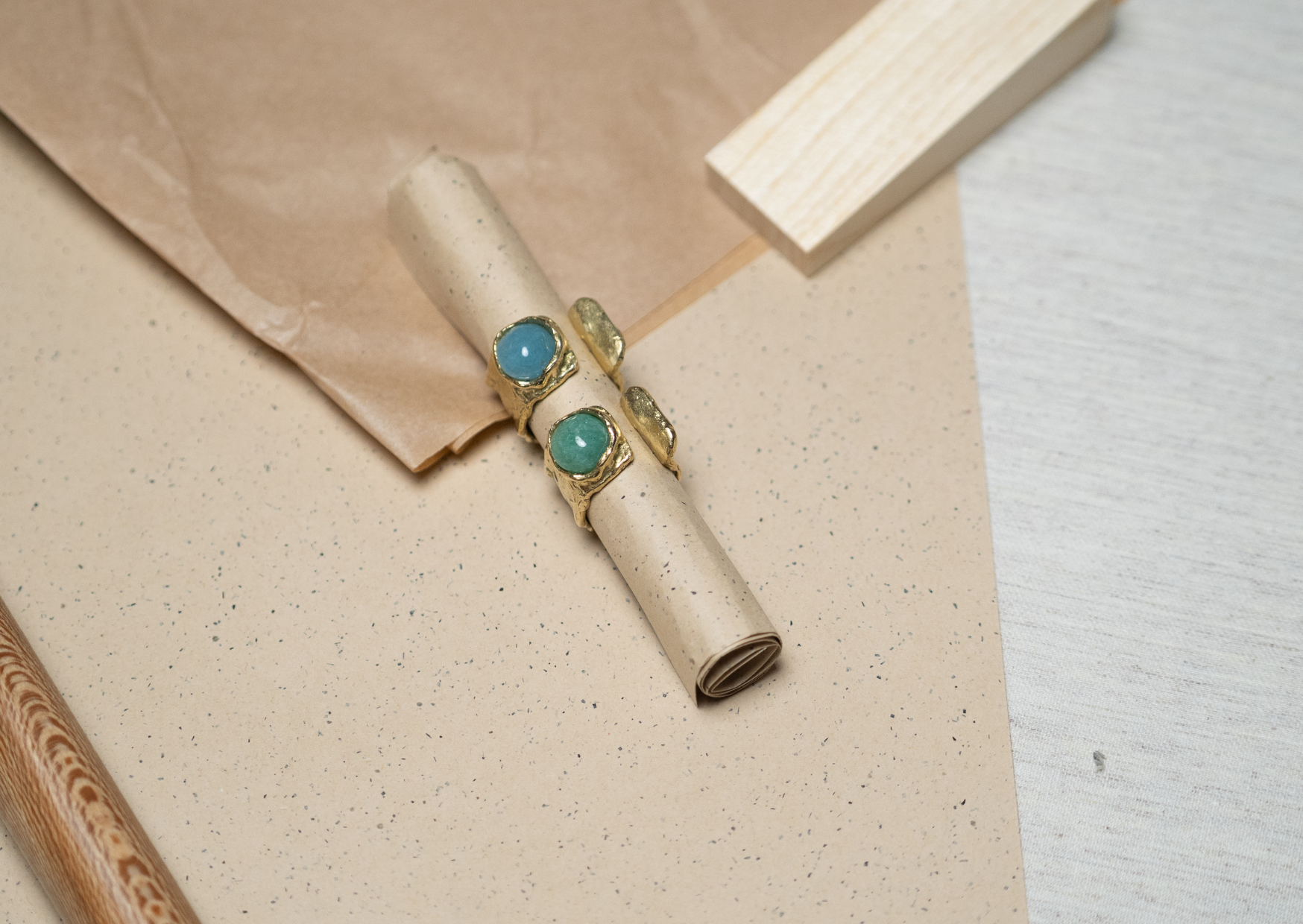 Anillo orgánico bronce con piedra natural