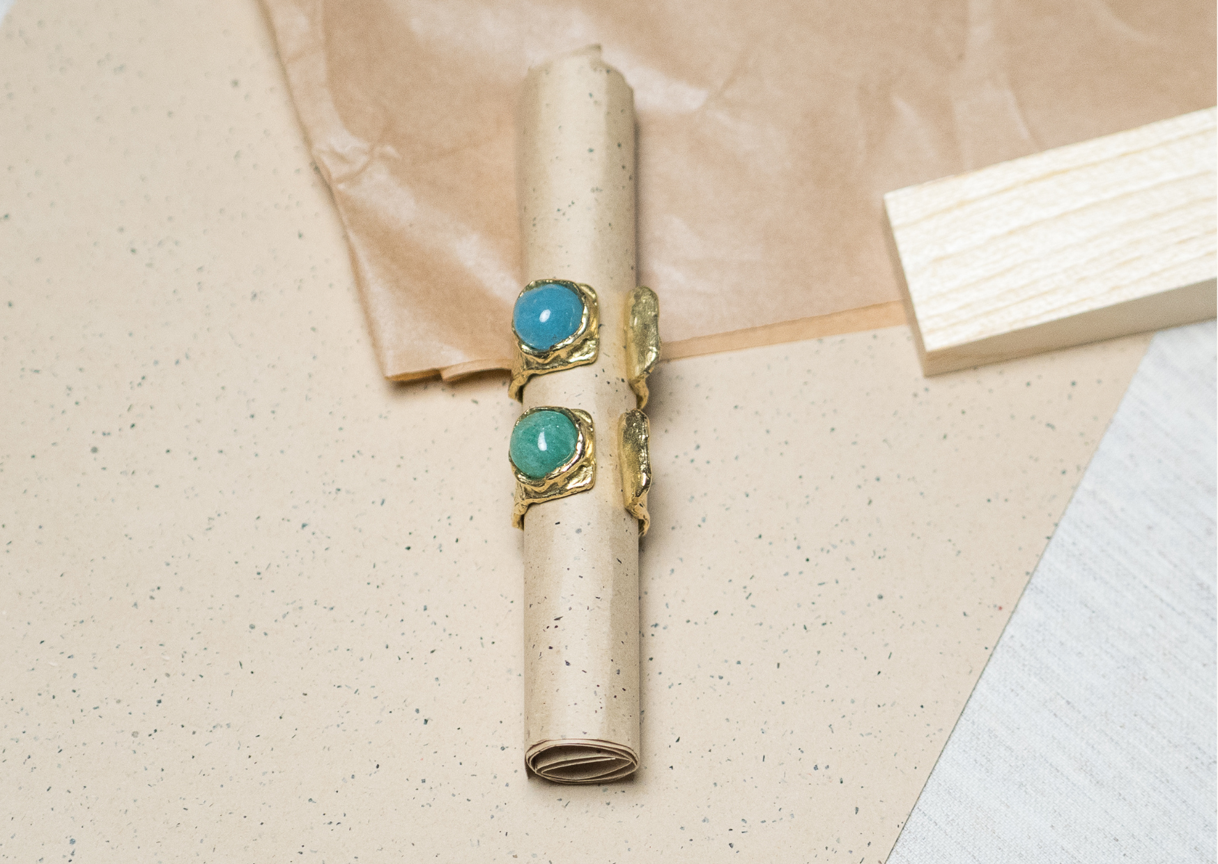 Anillo orgánico bronce con piedra natural