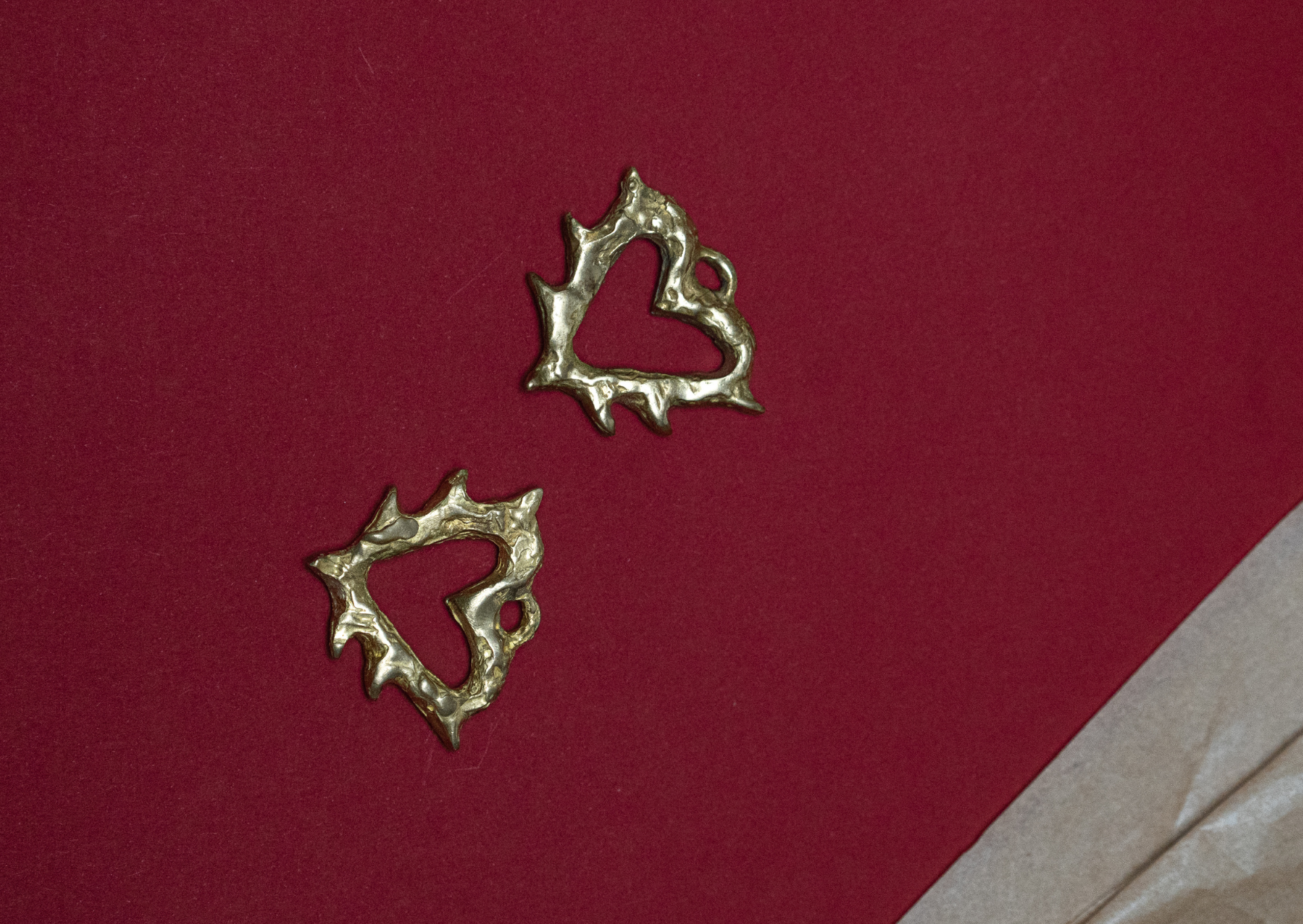 Colgante bronce corazón chorreado con pinches