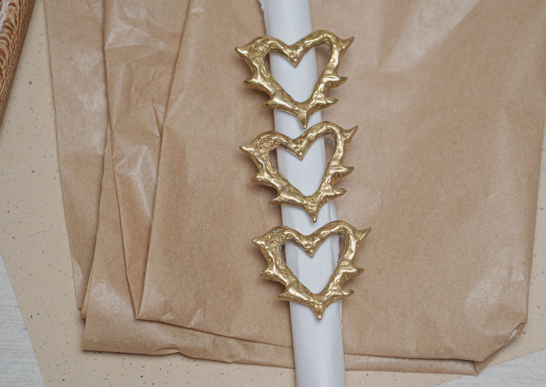 Anillo bronce corazón chorreado con pinches