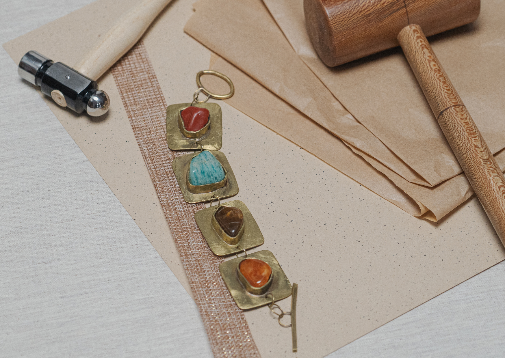 Brazalete piedras bronce