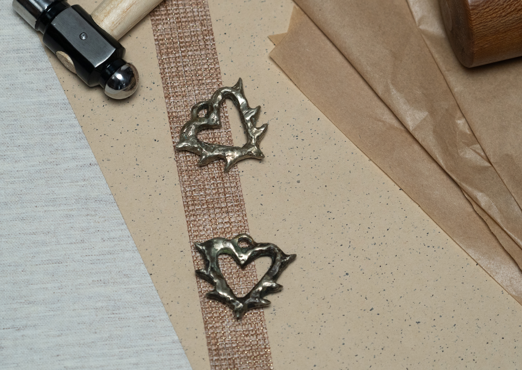 Colgante alpaca corazón chorreado con pinches 