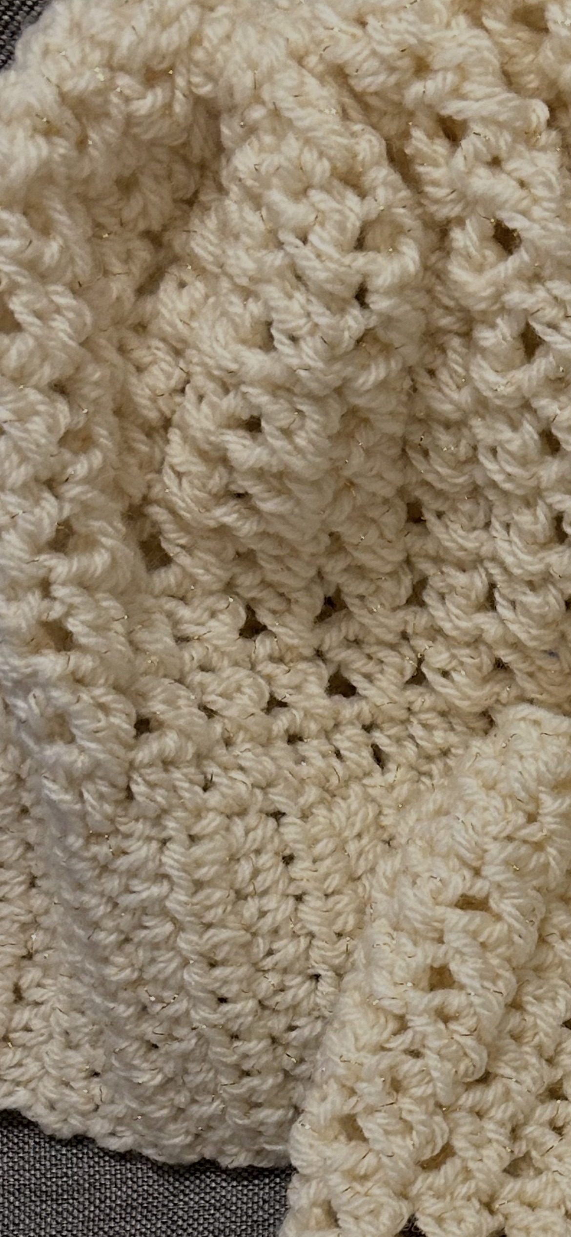 Set de gorro y guantes tejidos a crochet