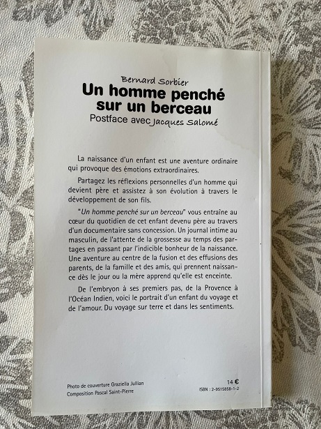 Un homme penché sur un berceau