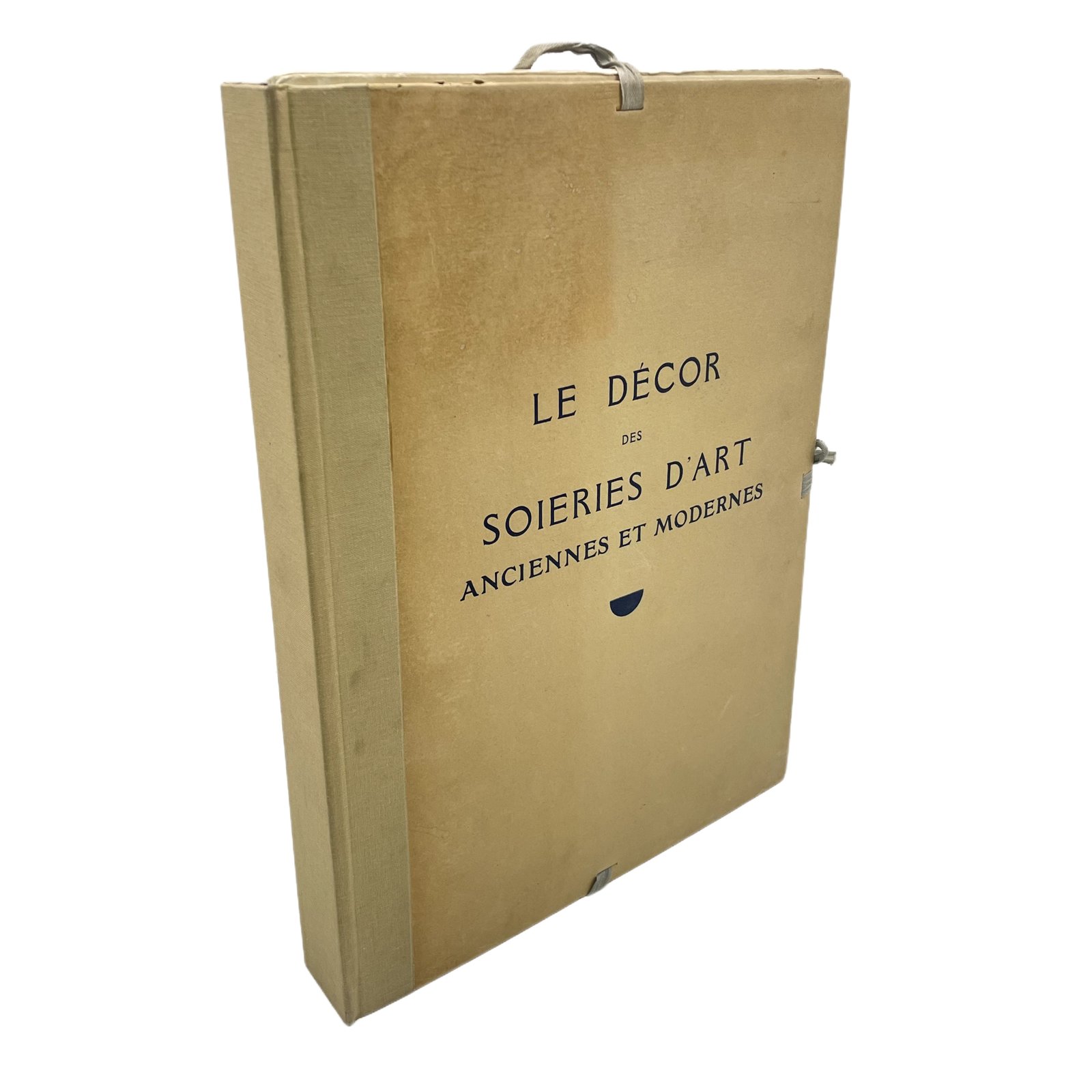 LE DÉCOR DES SOIERIES D'ART ANCIENNES ET MODERNES DOCUMENTS ORIGINAUX EN COULEURS DU MUSÉE HISTORIQUE DES TISSUS DE LYON.