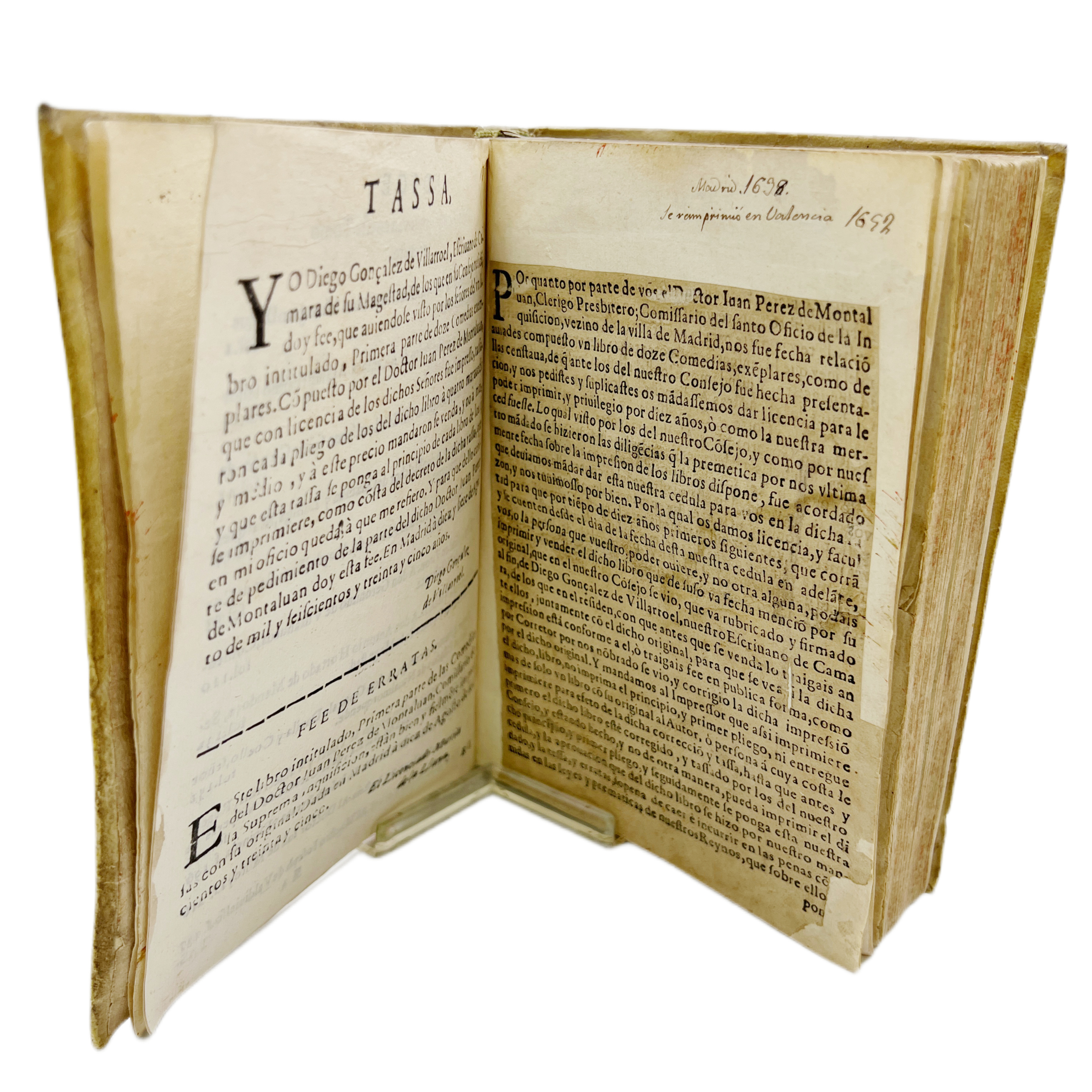 Libro antiguo encuadernado en pergamino