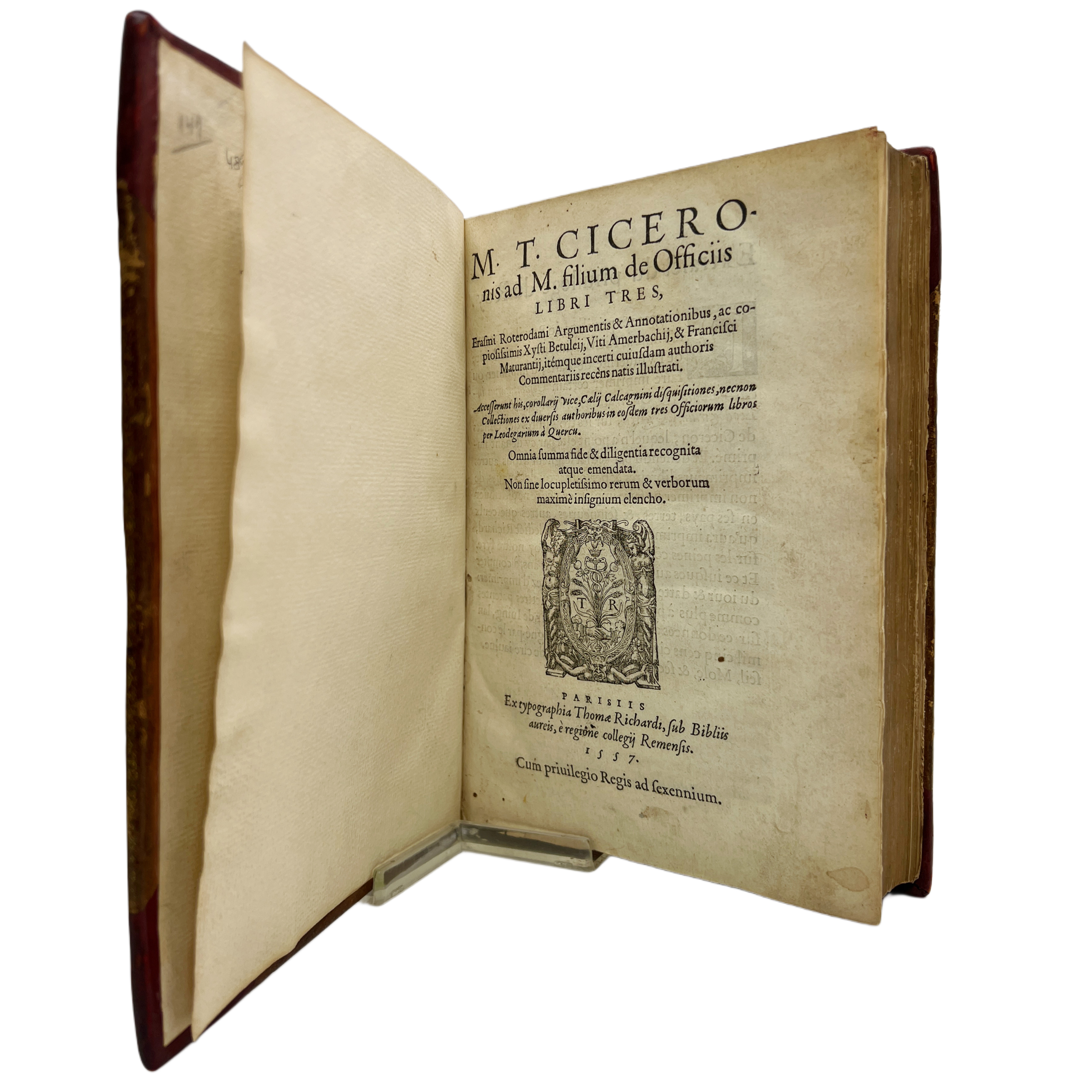 M. T. CICERONIS M. FILIUM DE OFFICIIS. LIBRI TRES. ERASMI ROTEDORAMI ARGUMENTIS & ANNOTATIONIBUS
