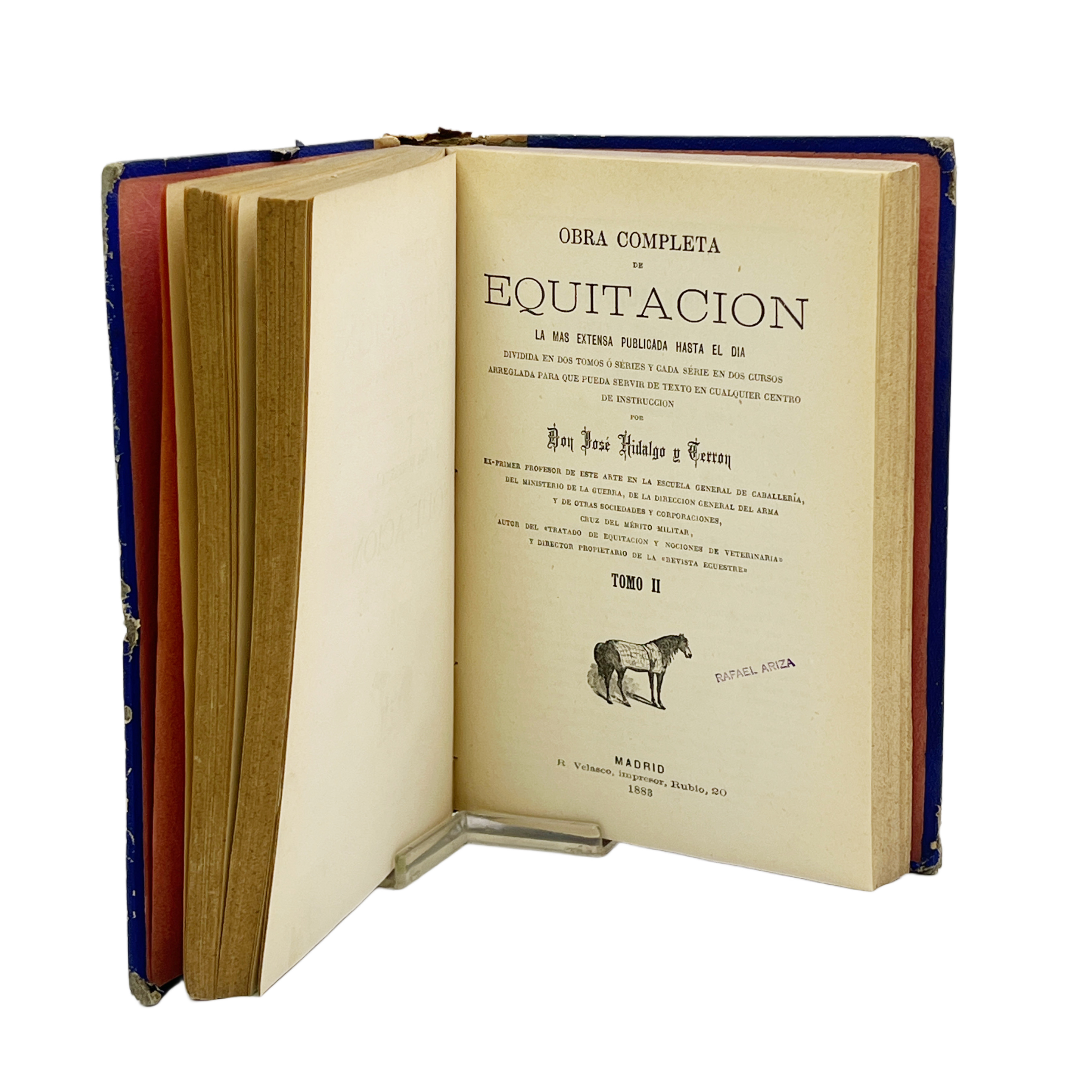 OBRA COMPLETA DE EQUITACIÓN. LA MÁS EXTENSA PUBLICADA HASTA EL DÍA, DIVIDIDA EN DOS TOMOS O SERIES Y CADA SERIE EN DOS CURSOS, ARREGLADA PARA QUE PUEDA SERVIR DE TEXTO EN CUALQUIER CENTRO DE INSTRUCCIÓN.