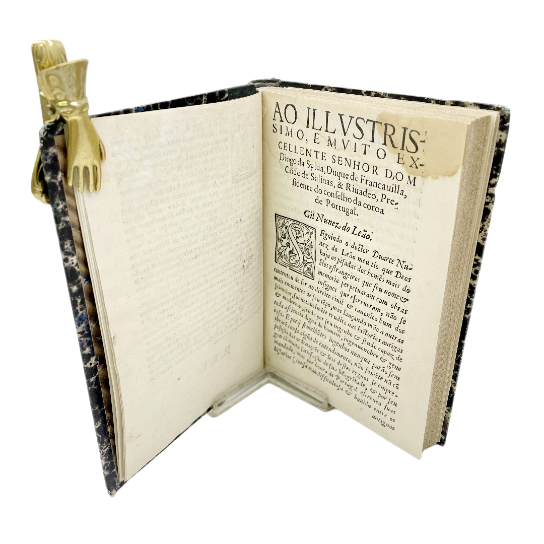 DESCRIPÇÃO DO REINO DE PORTUGAL PER DUARTE NUNEZ DO LEÃO, DESEMBARGADOR DA CASA DA SUPPLICAÇÃO DIRIGIDO AO ILLUSTRISSIMO & MUITO EXCELLENTE SÑOR DOM DIOGO DA SYLVA.