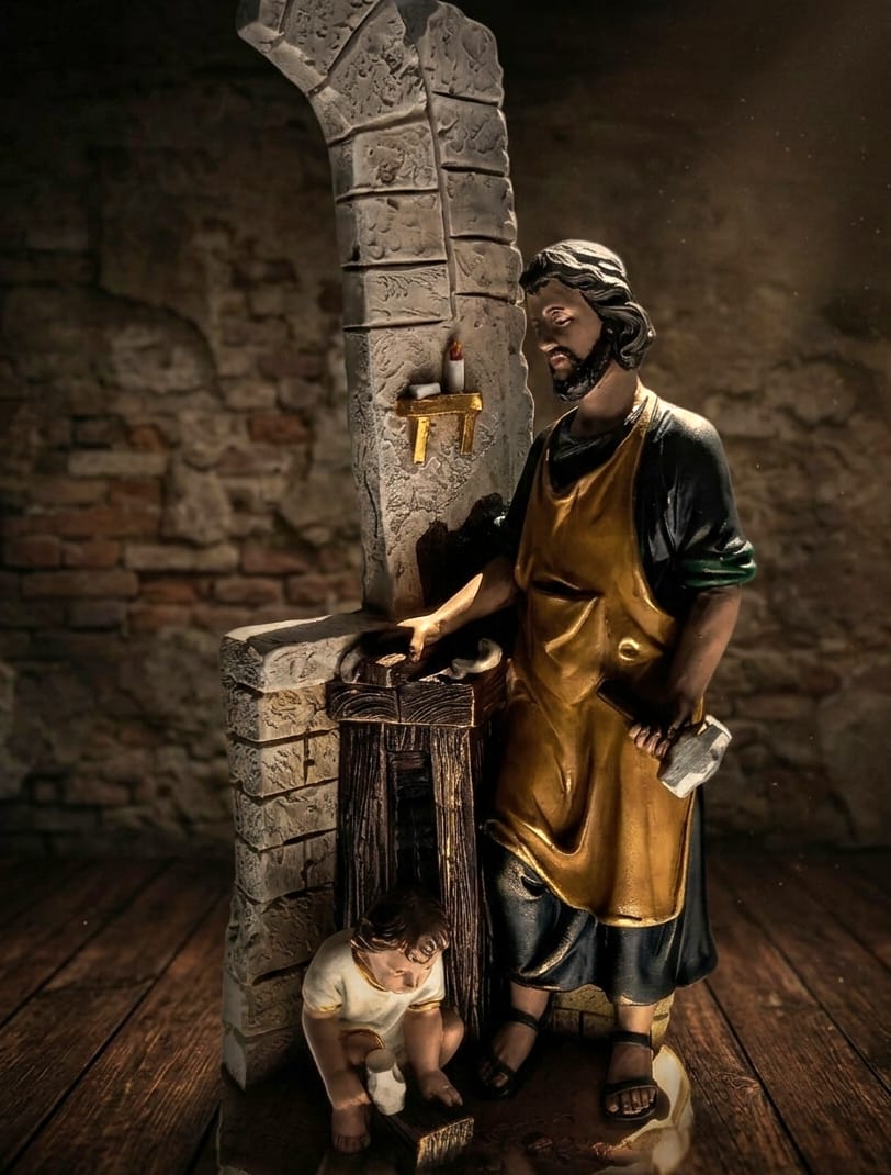 Imagem de São José com Jesus criança na carpintaria, gesso, 33cm