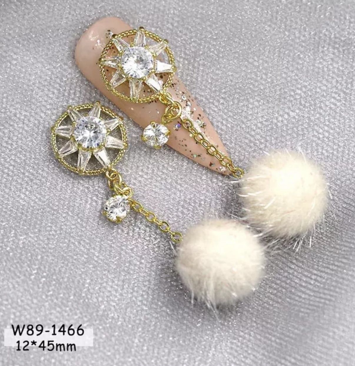 Decoración de Uñas con Cristales y Pompones