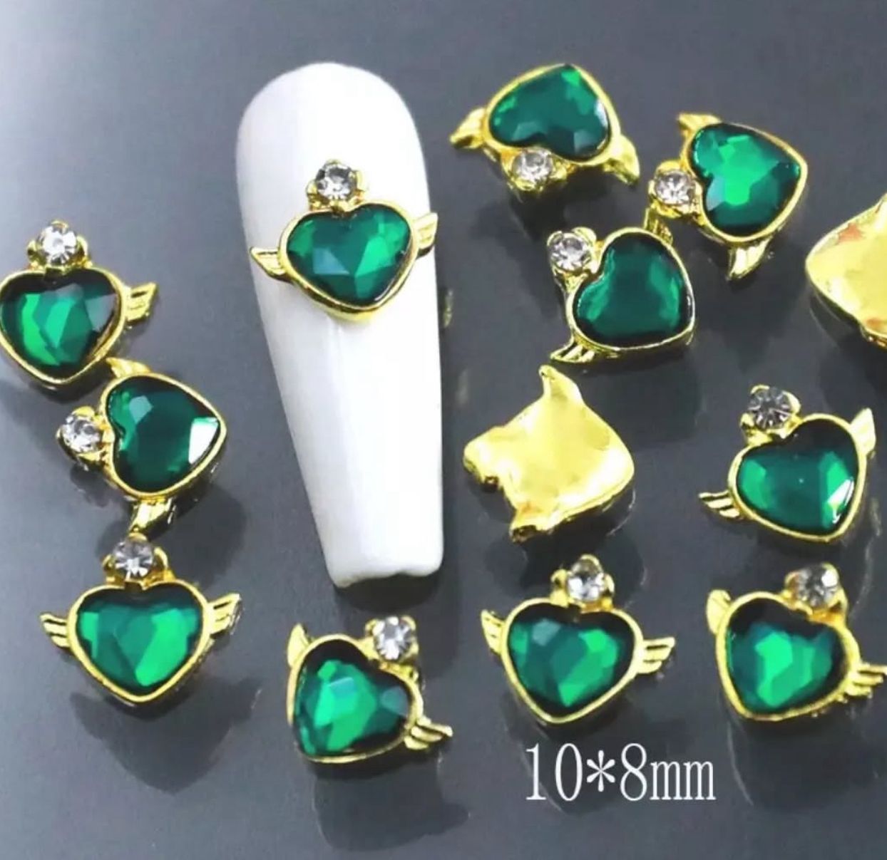 Decoraciones de uñas corazón verde