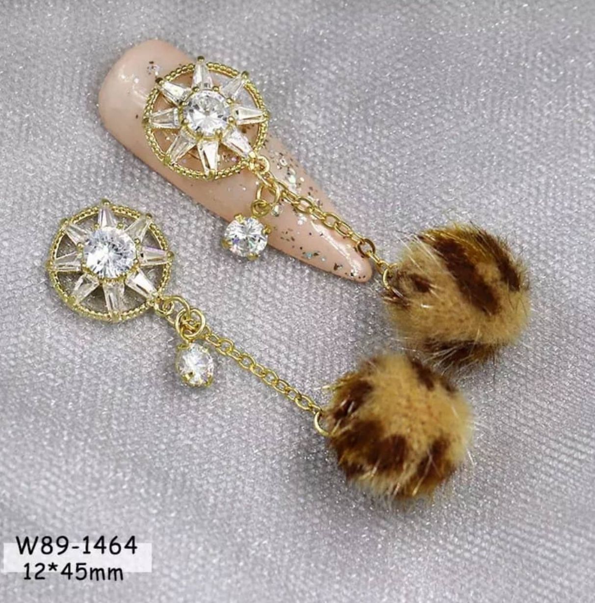 Colgante con pompones animal print