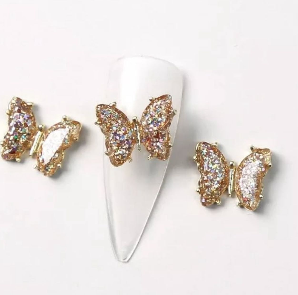 Decoraciones de uñas mariposa dorada