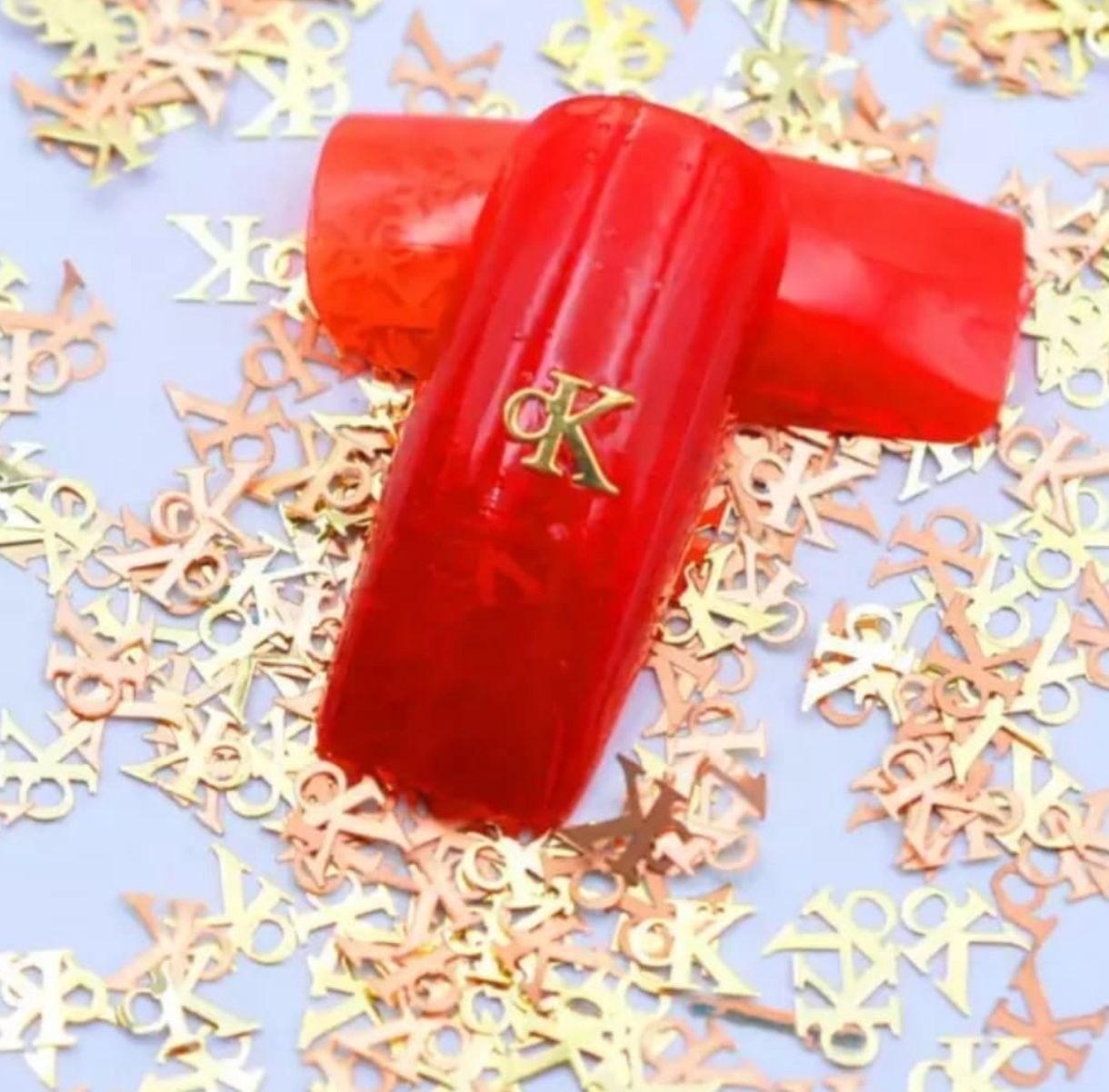 Decoración de uñas CK doradas