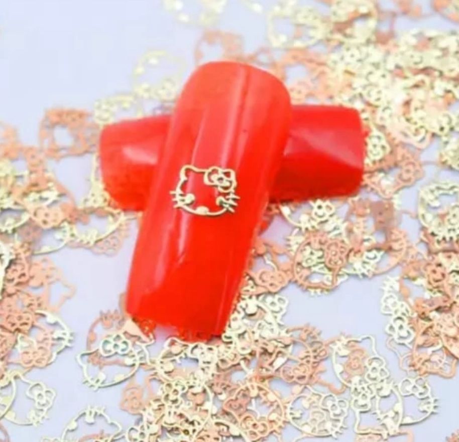 Decoraciones de uñas Hello Kitty doradas