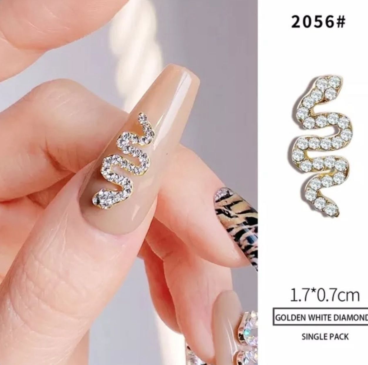 Decoración de uñas serpiente dorada