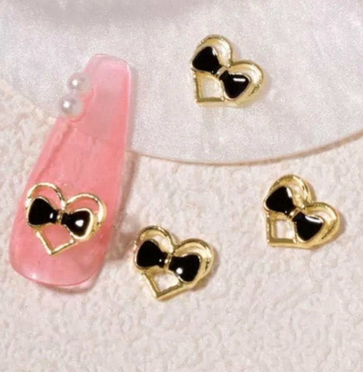 Decoraciones de uñas corazón dorado