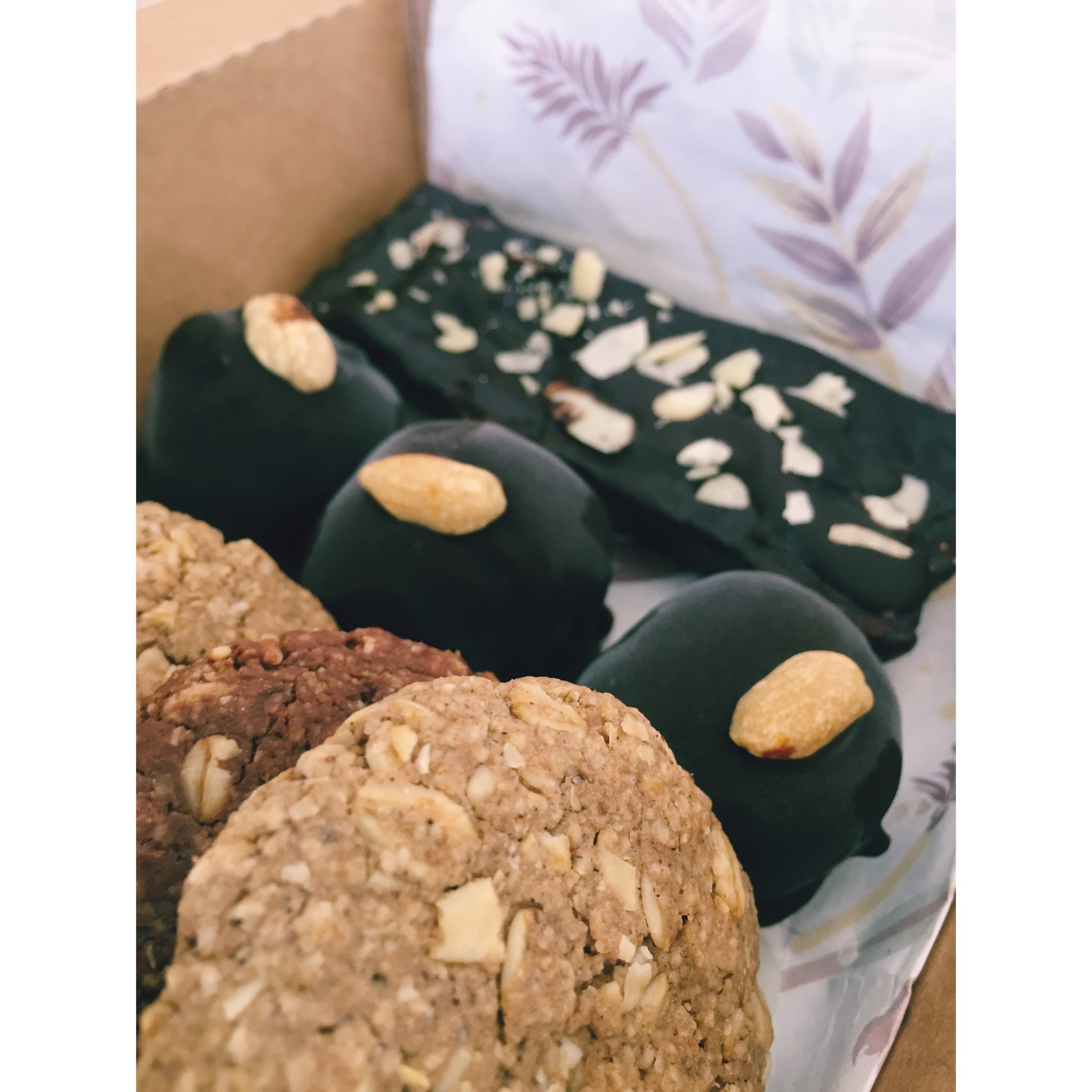 Caja surtida de snacks saludables