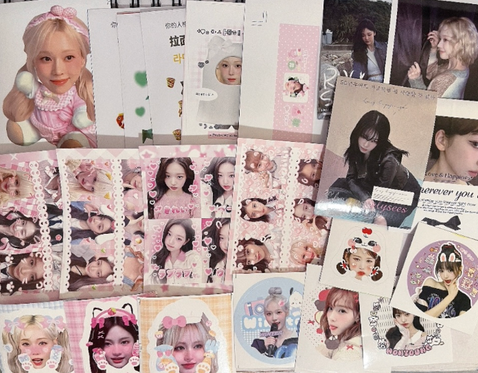 Random Kpop sticker - 1 pack (10 pieces)