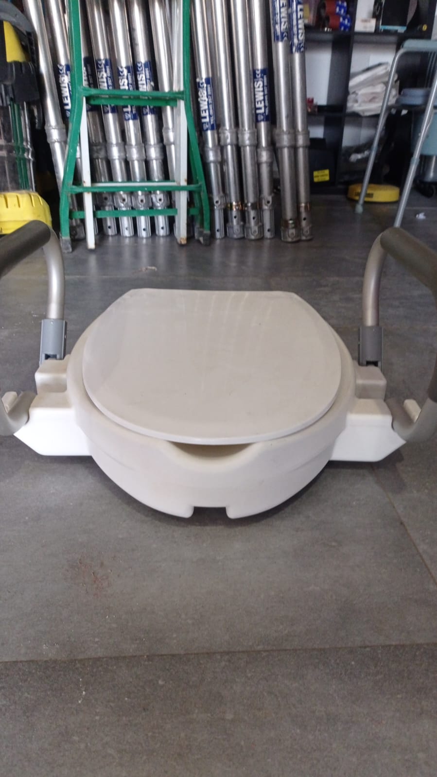 ASIENTO DE INODORO ELEVADO(VERIFICAR FIANZA)