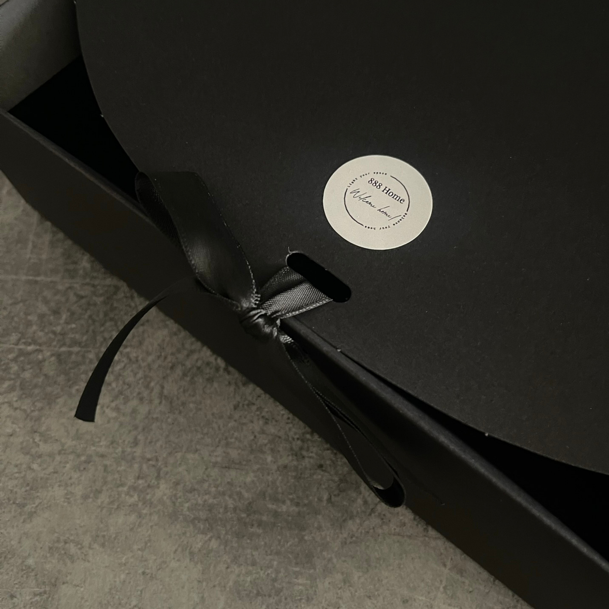 JUODA DOVANŲ DĖŽUTĖ