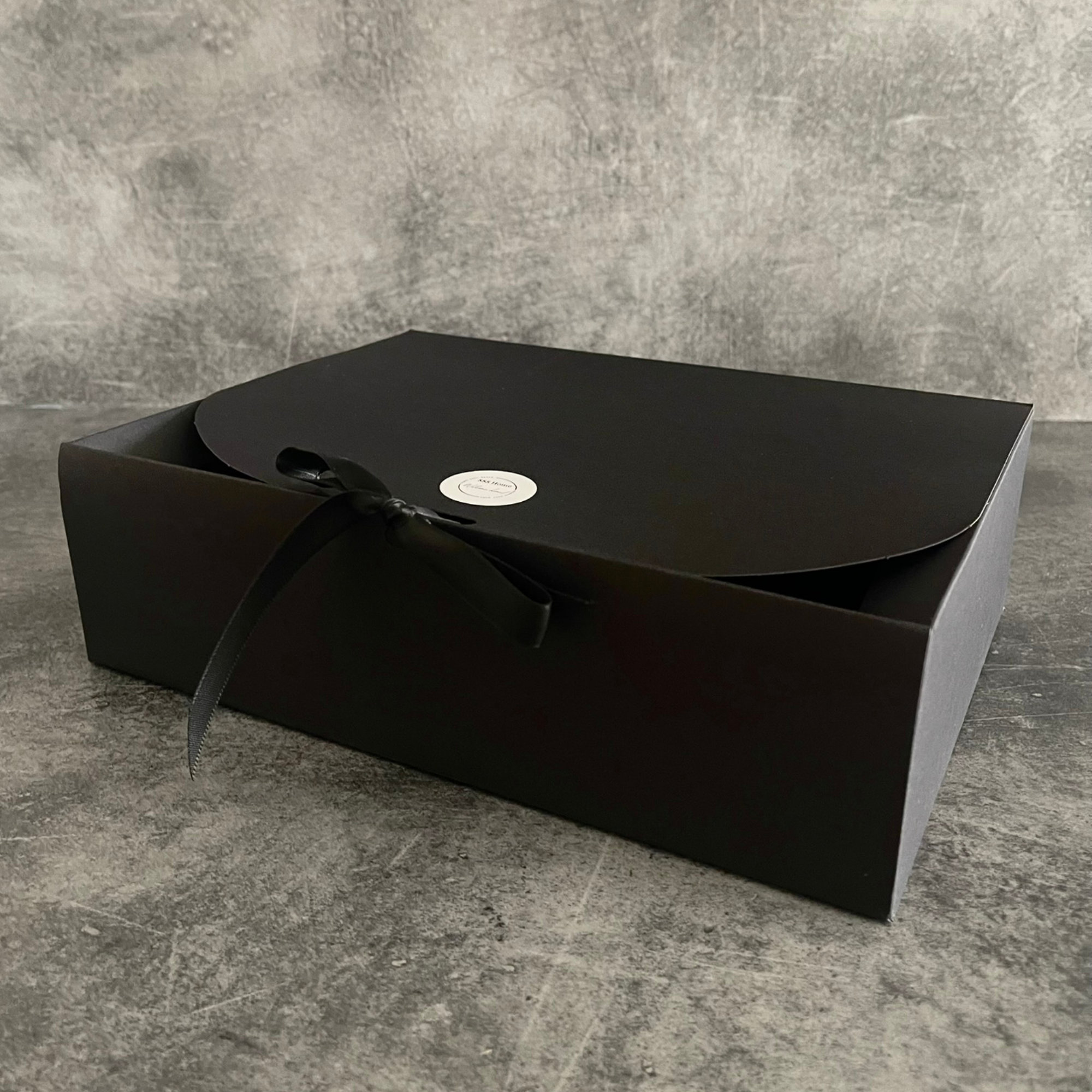 JUODA DOVANŲ DĖŽUTĖ