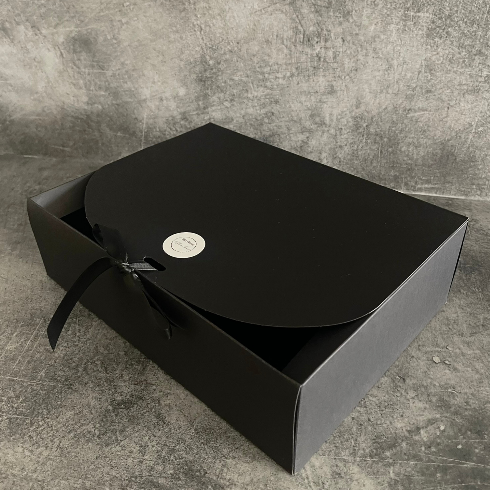 JUODA DOVANŲ DĖŽUTĖ