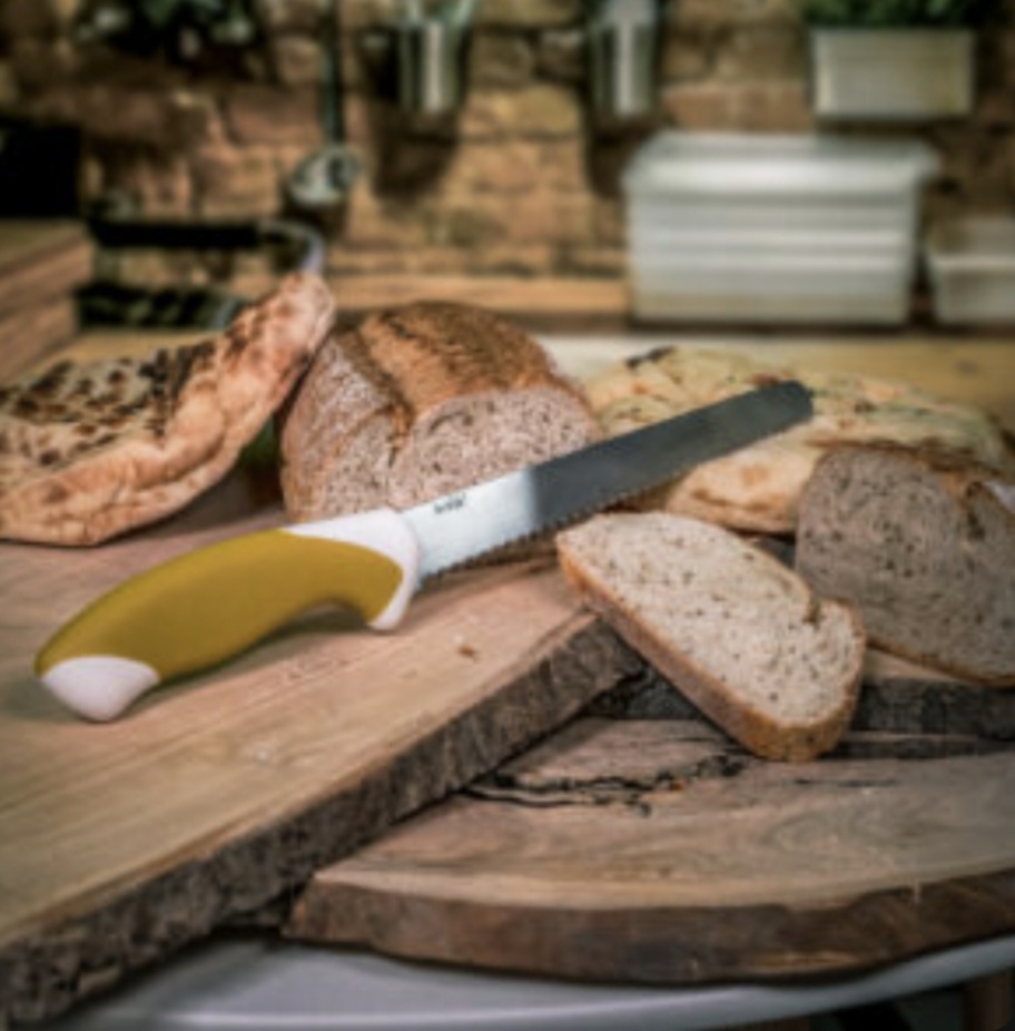 Nazubljeni nož za kruh. 