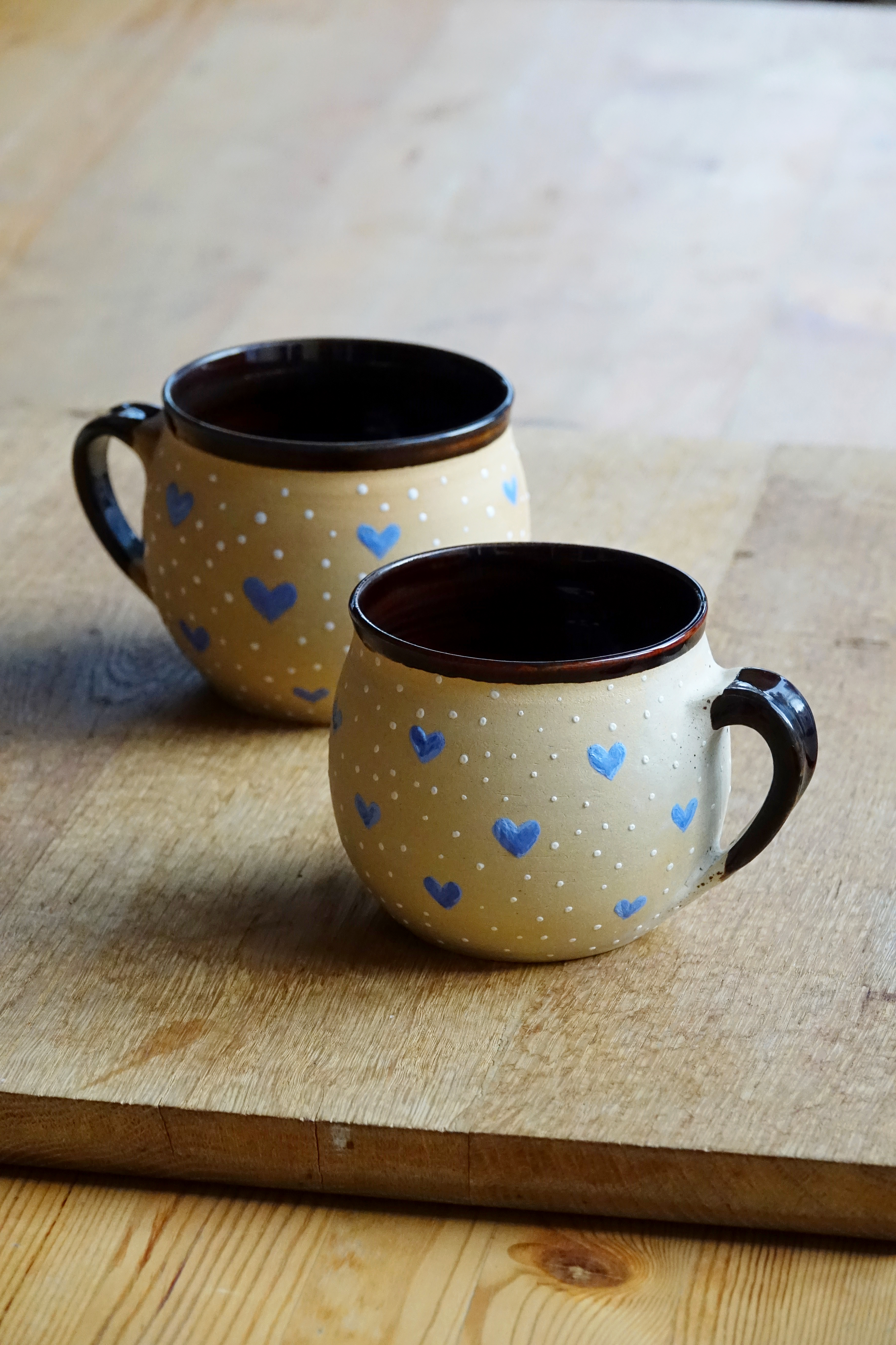 Hrnek s modrými srdíčky