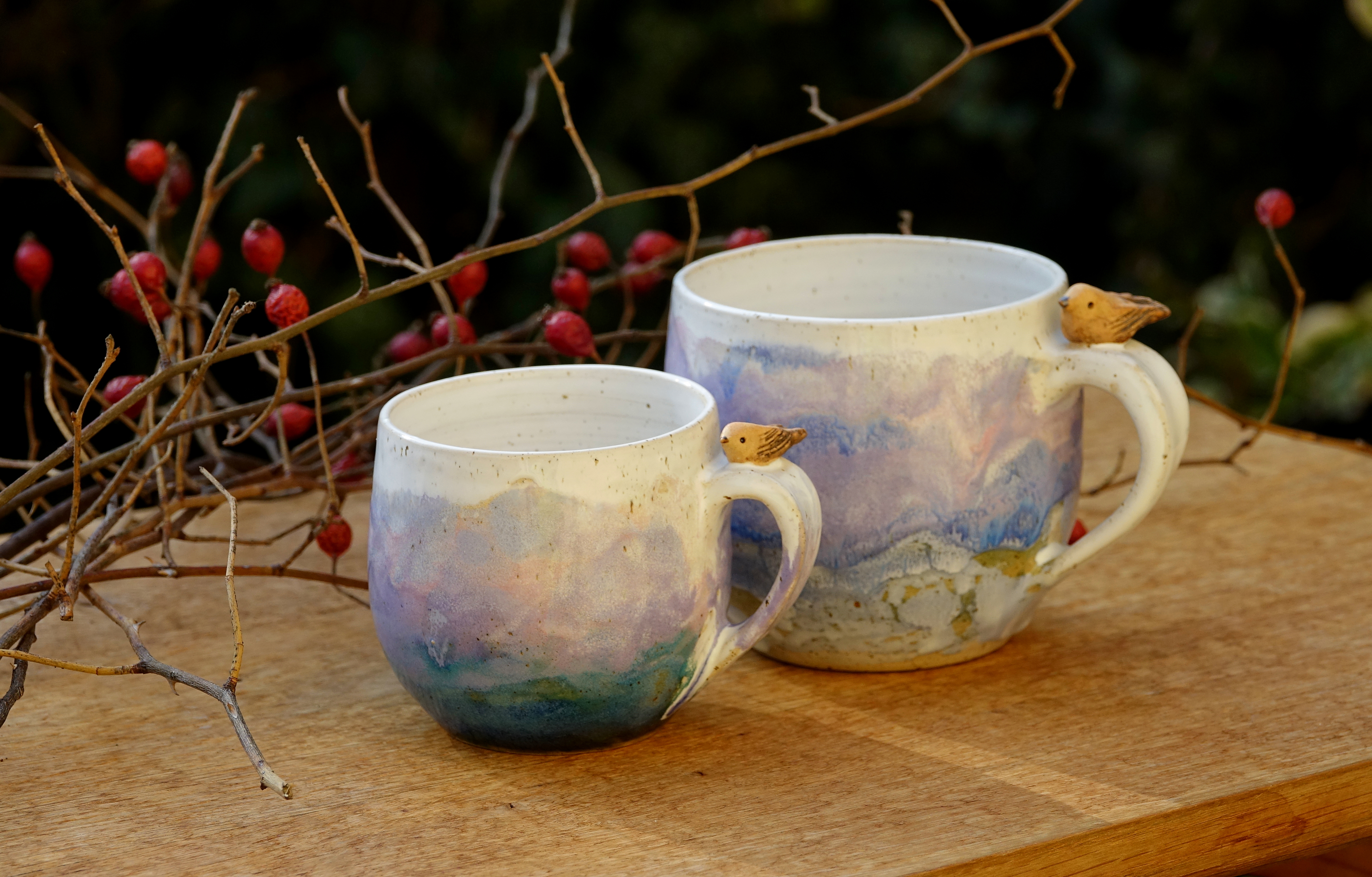 Hrnek s krajinou a ptáčkem