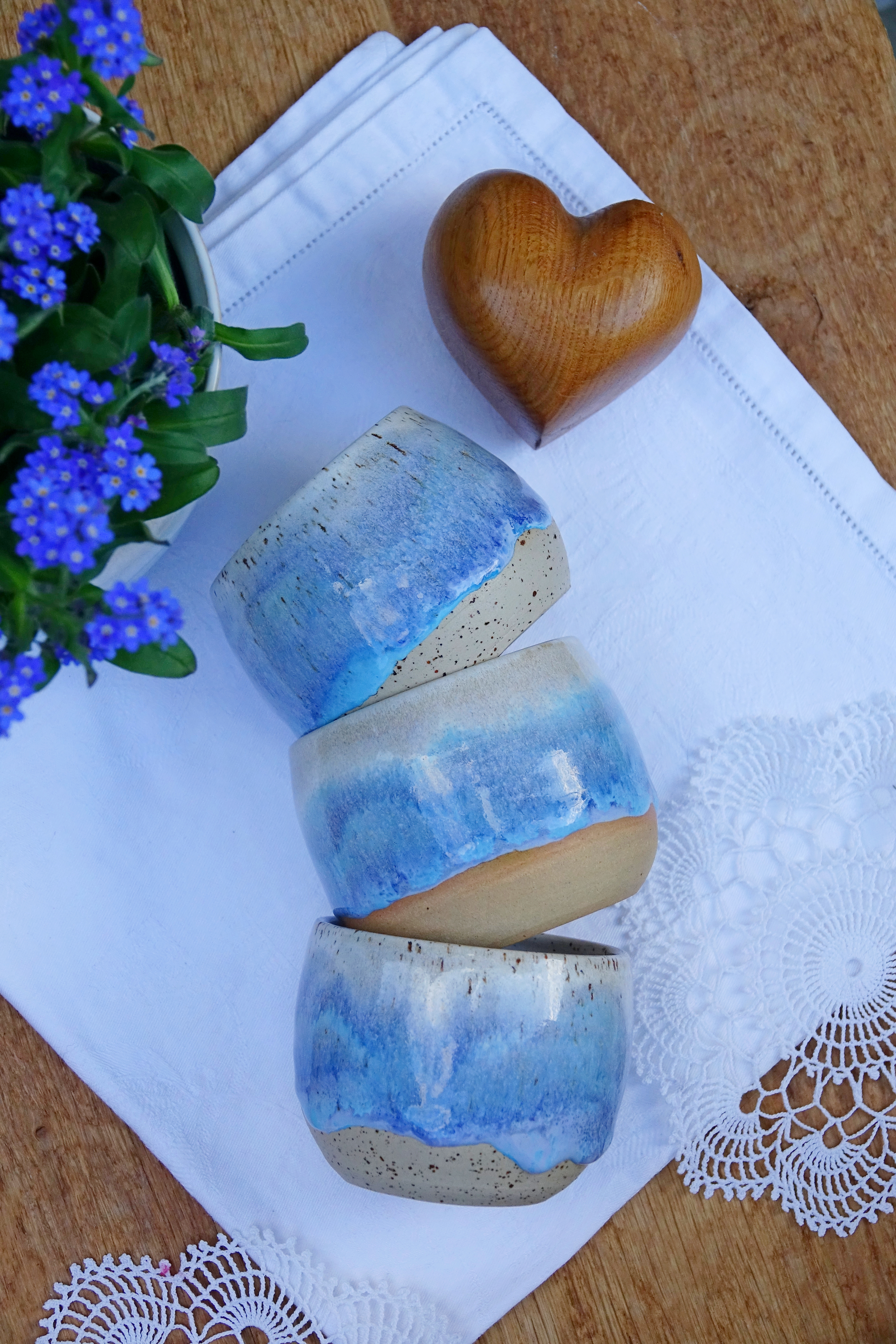 Dvoustěnný hrnek bez ouška z tečkované kameniny - modrý