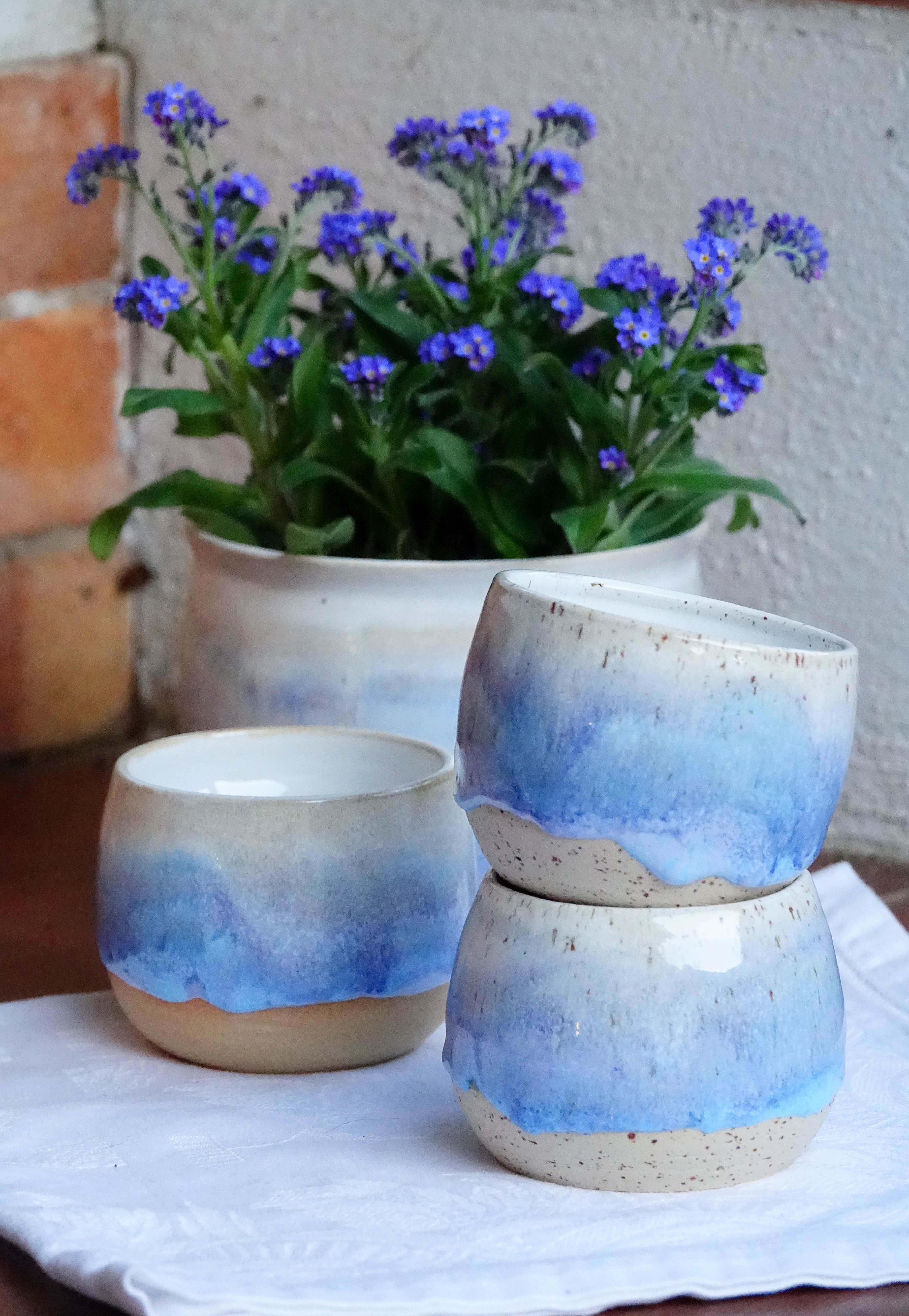 Dvoustěnný hrnek bez ouška z tečkované kameniny - modrý