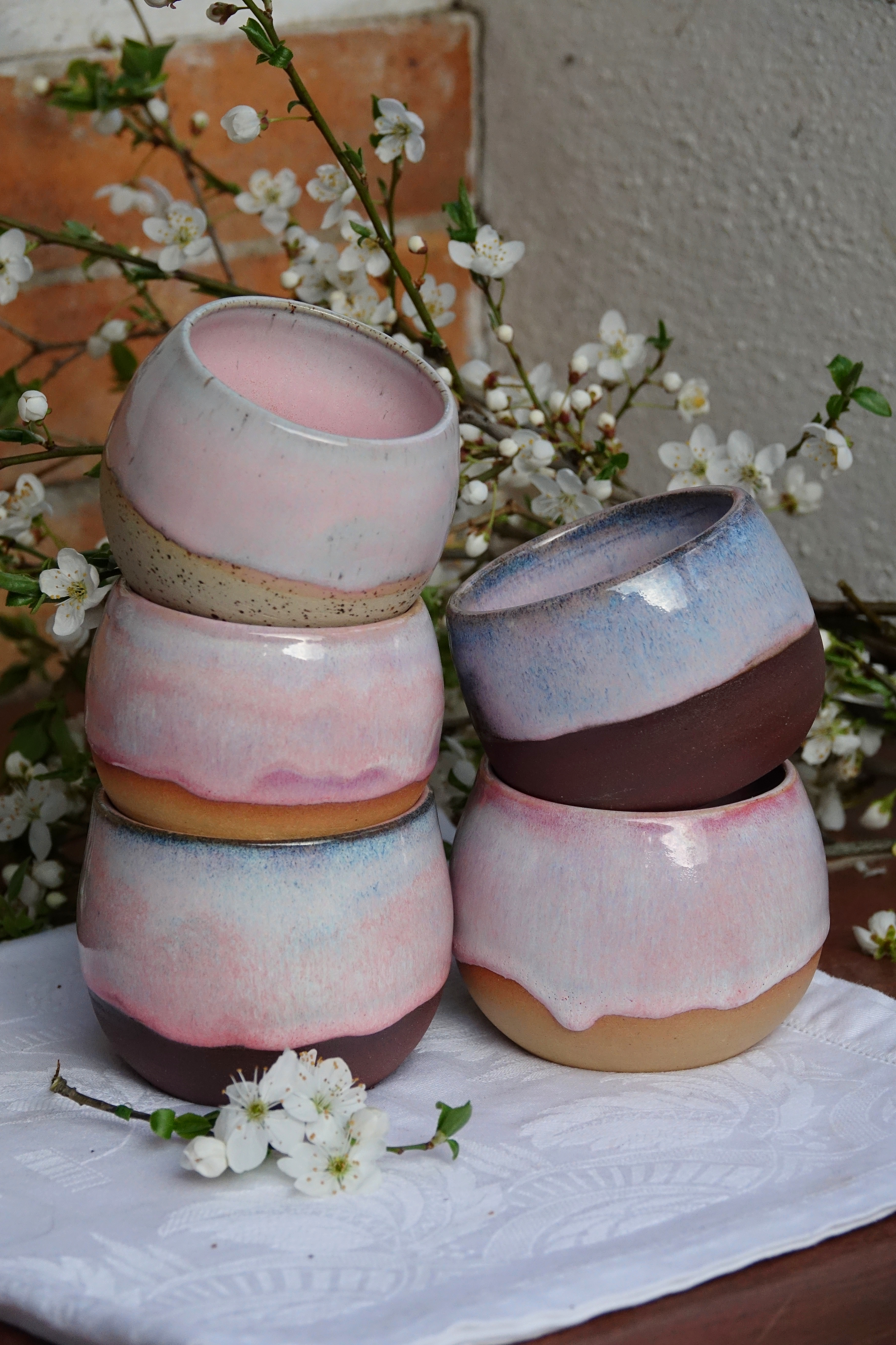 Dvoustěnný hrneček bez ouška z tečkované kameniny - růžový