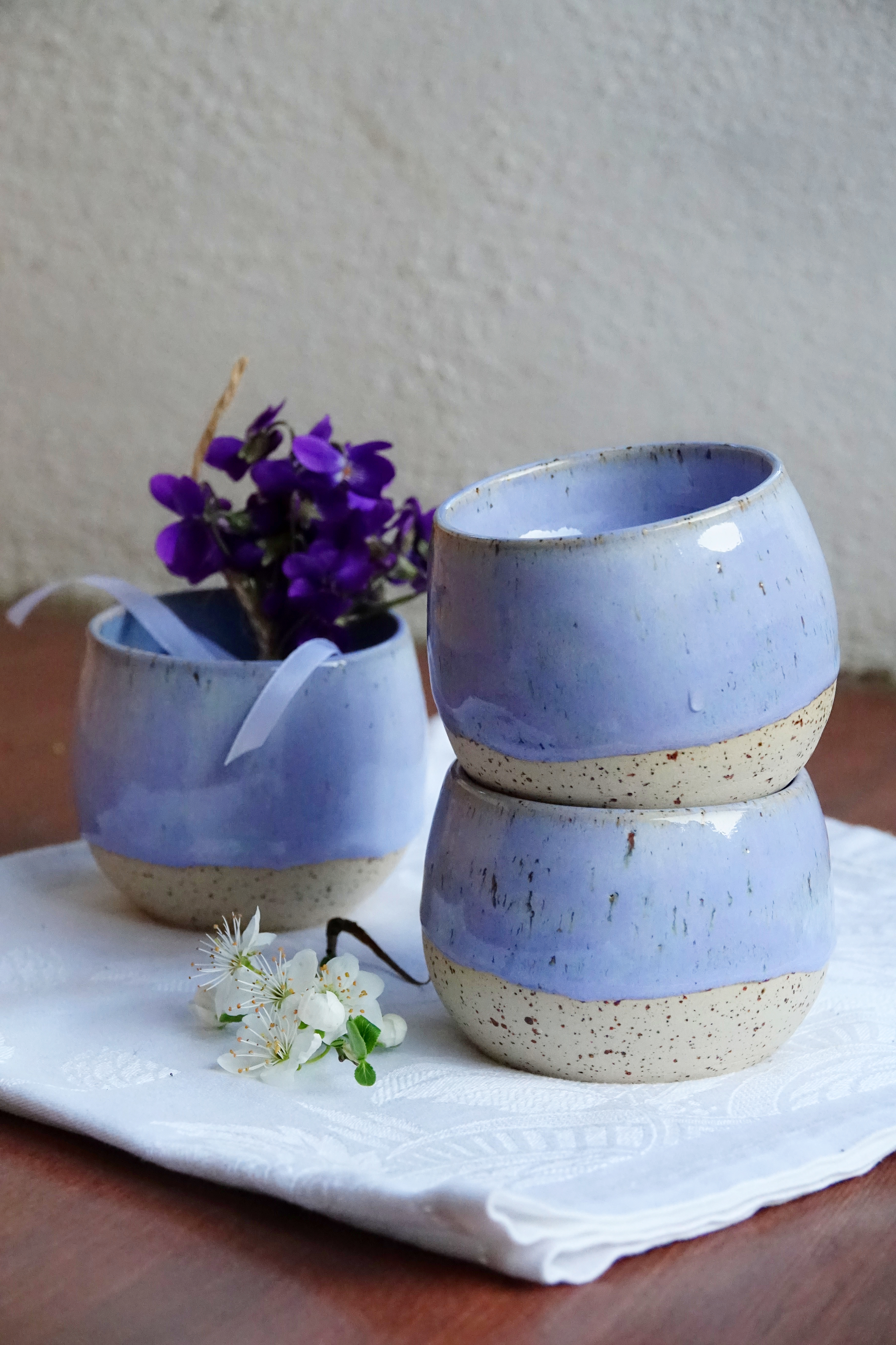 Dvoustěnný hrneček bez ouška z tečkované kameniny - fialový