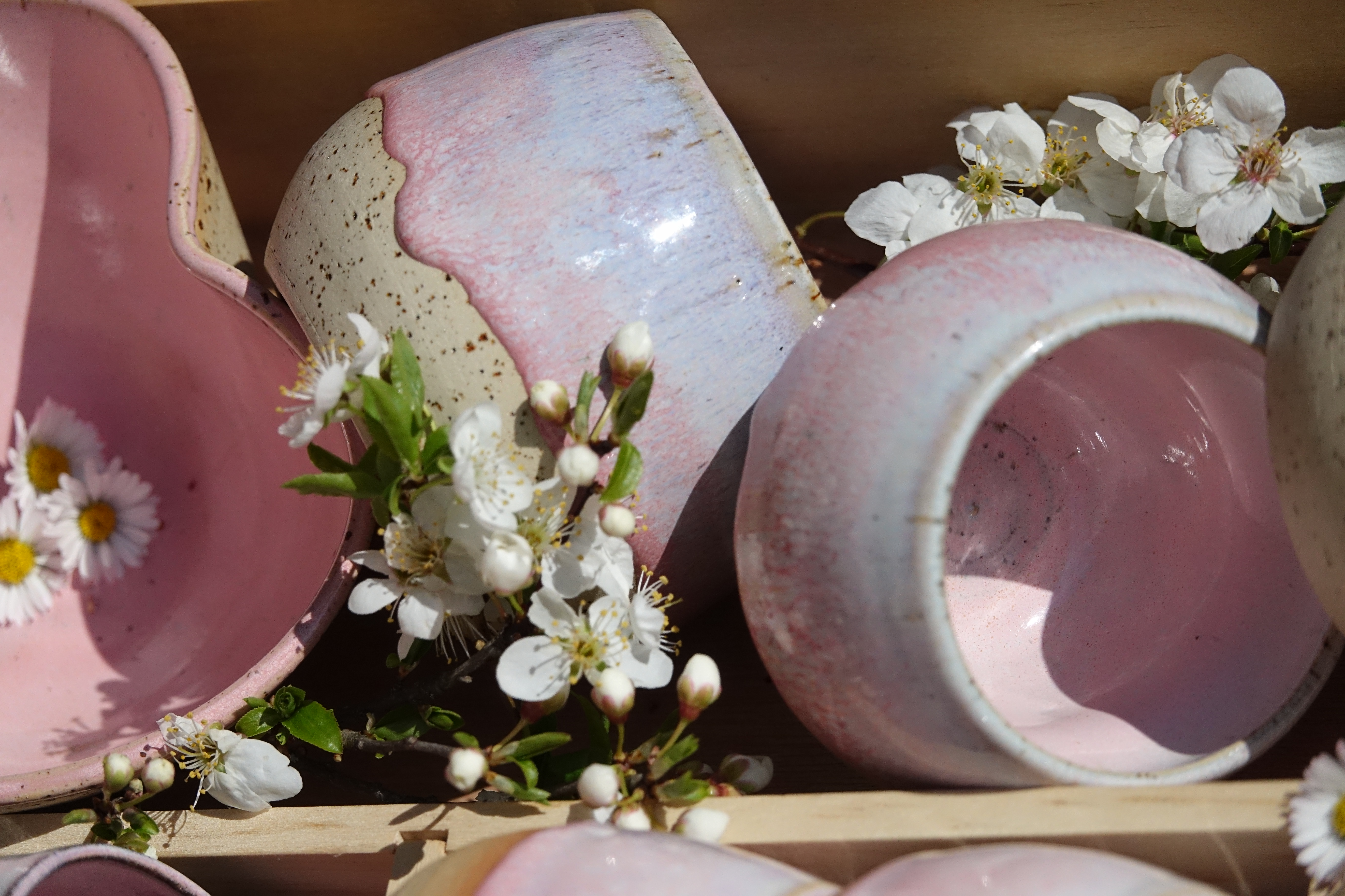 Dvoustěnný hrneček bez ouška z tečkované kameniny - růžový