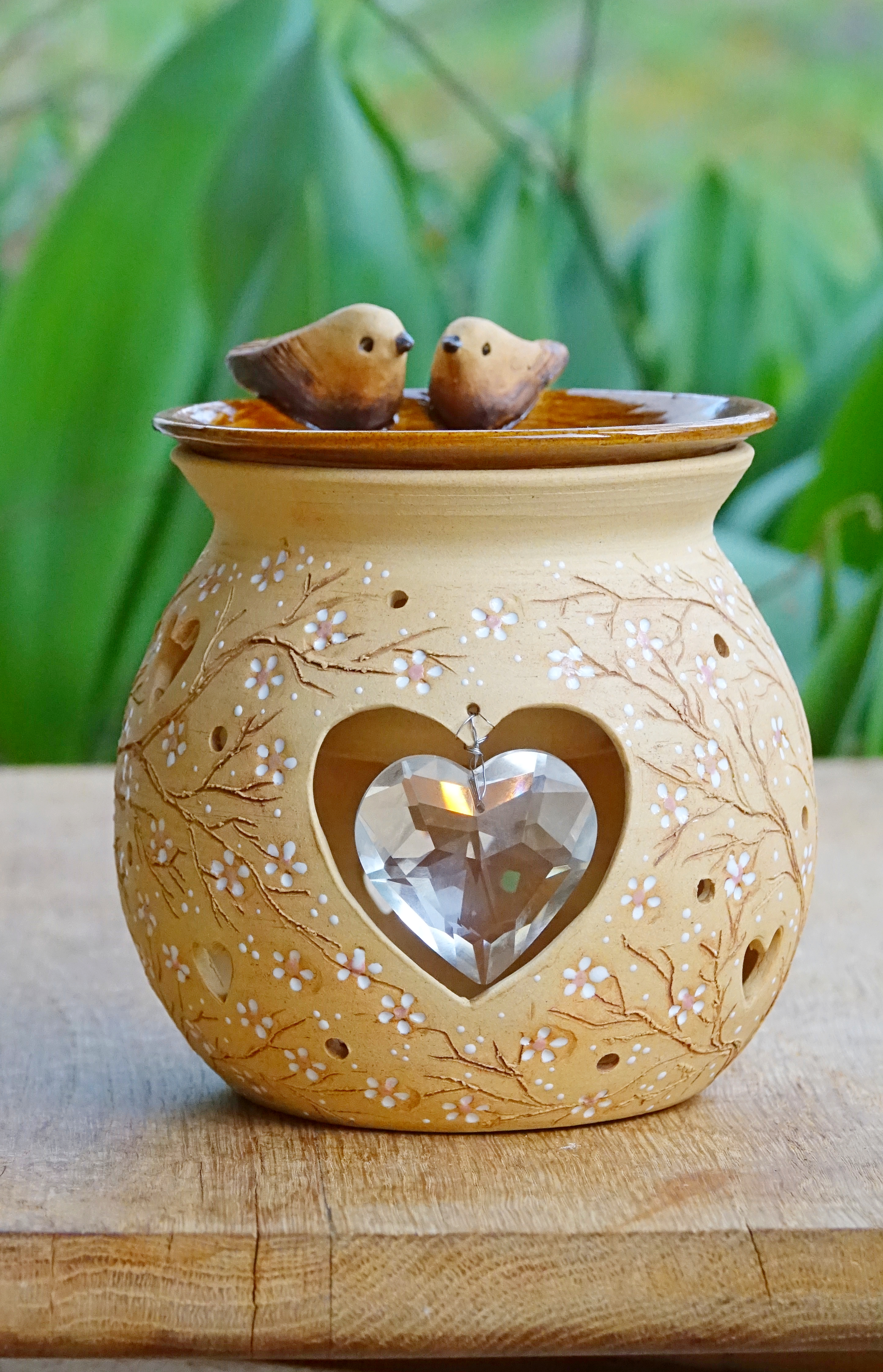 Zamilovaní ptáčci v rozkvetlém keři