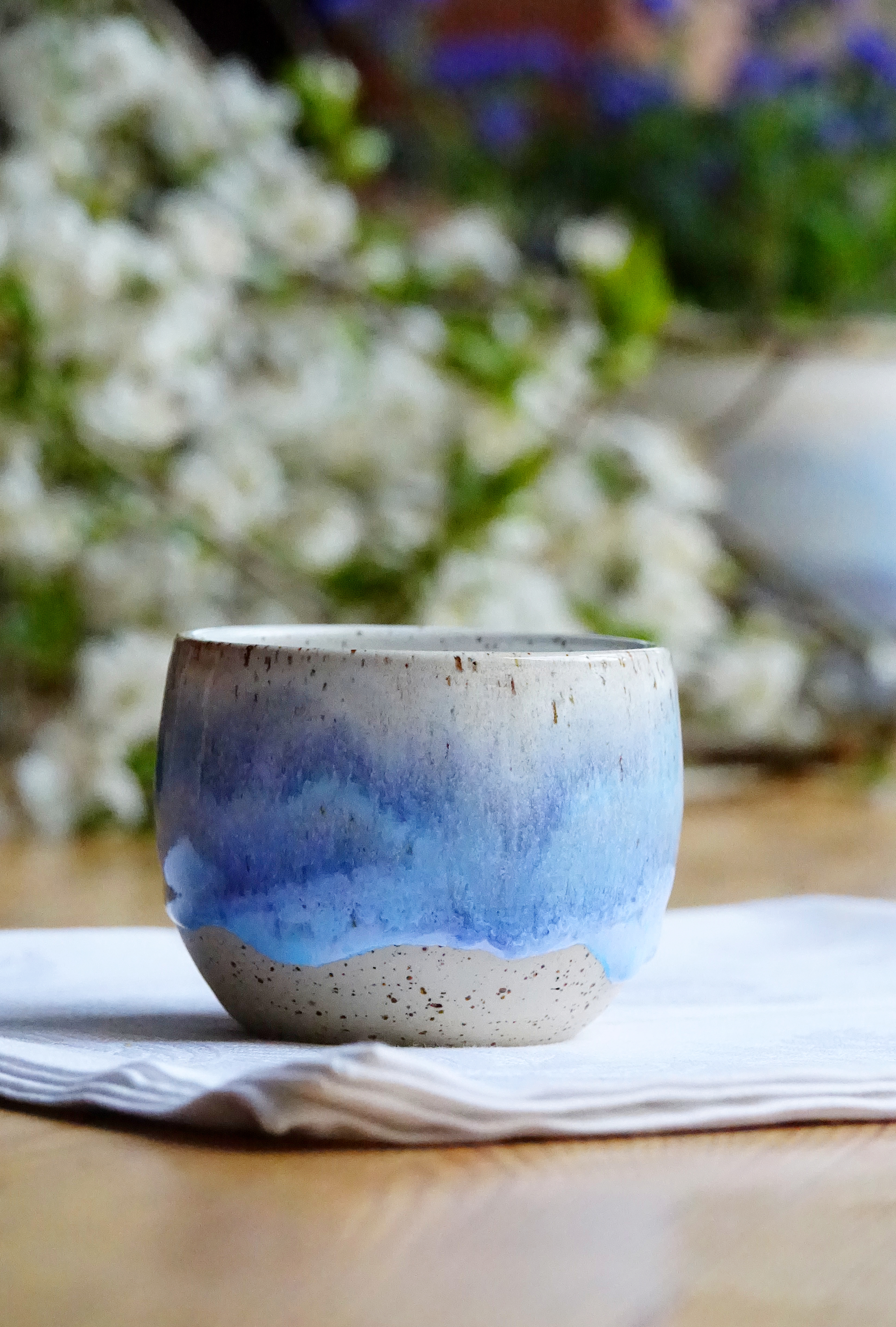 Dvoustěnný hrnek bez ouška z tečkované kameniny - modrý