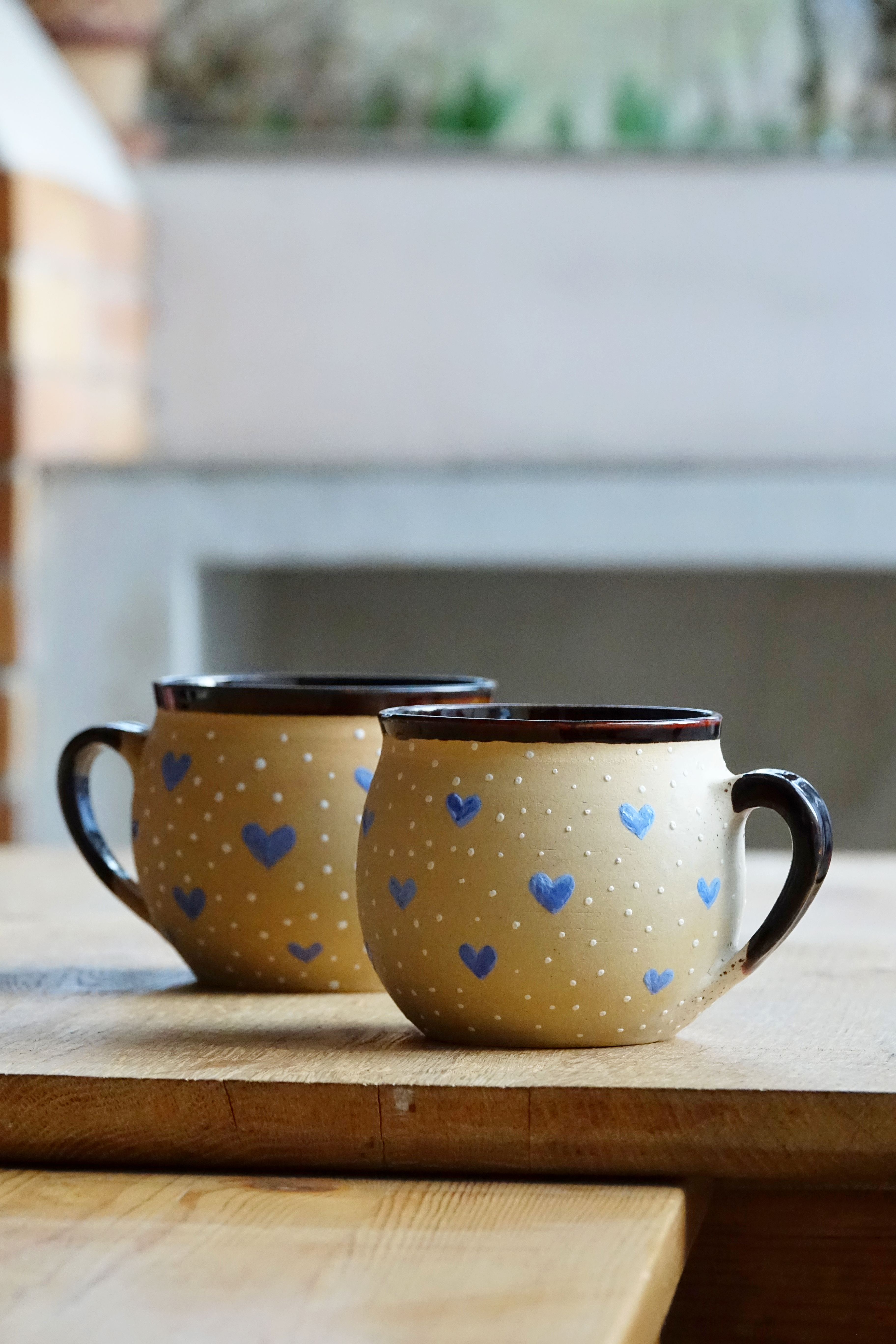 Hrnek s modrými srdíčky