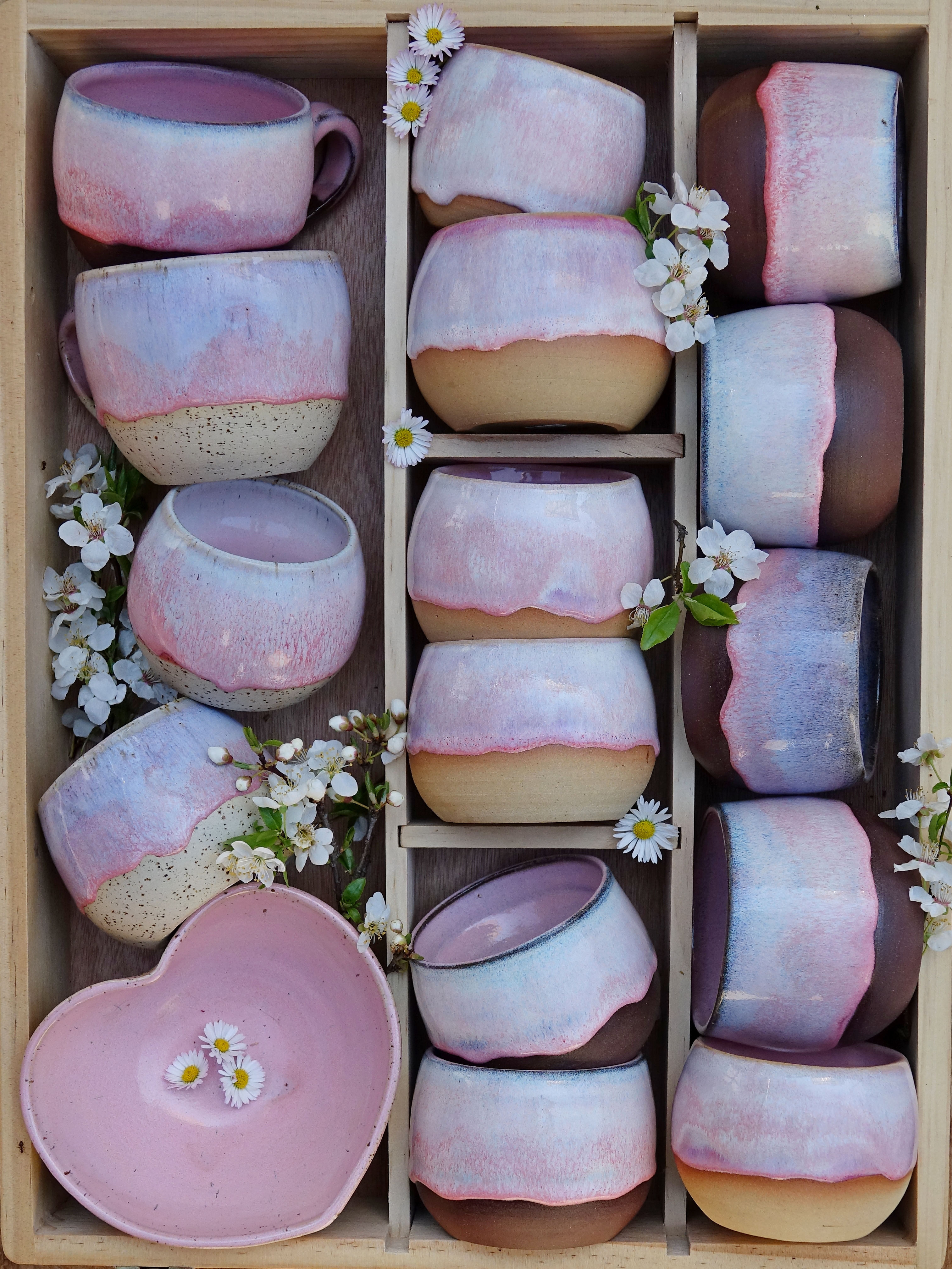 Dvoustěnný hrneček bez ouška z tečkované kameniny - růžový