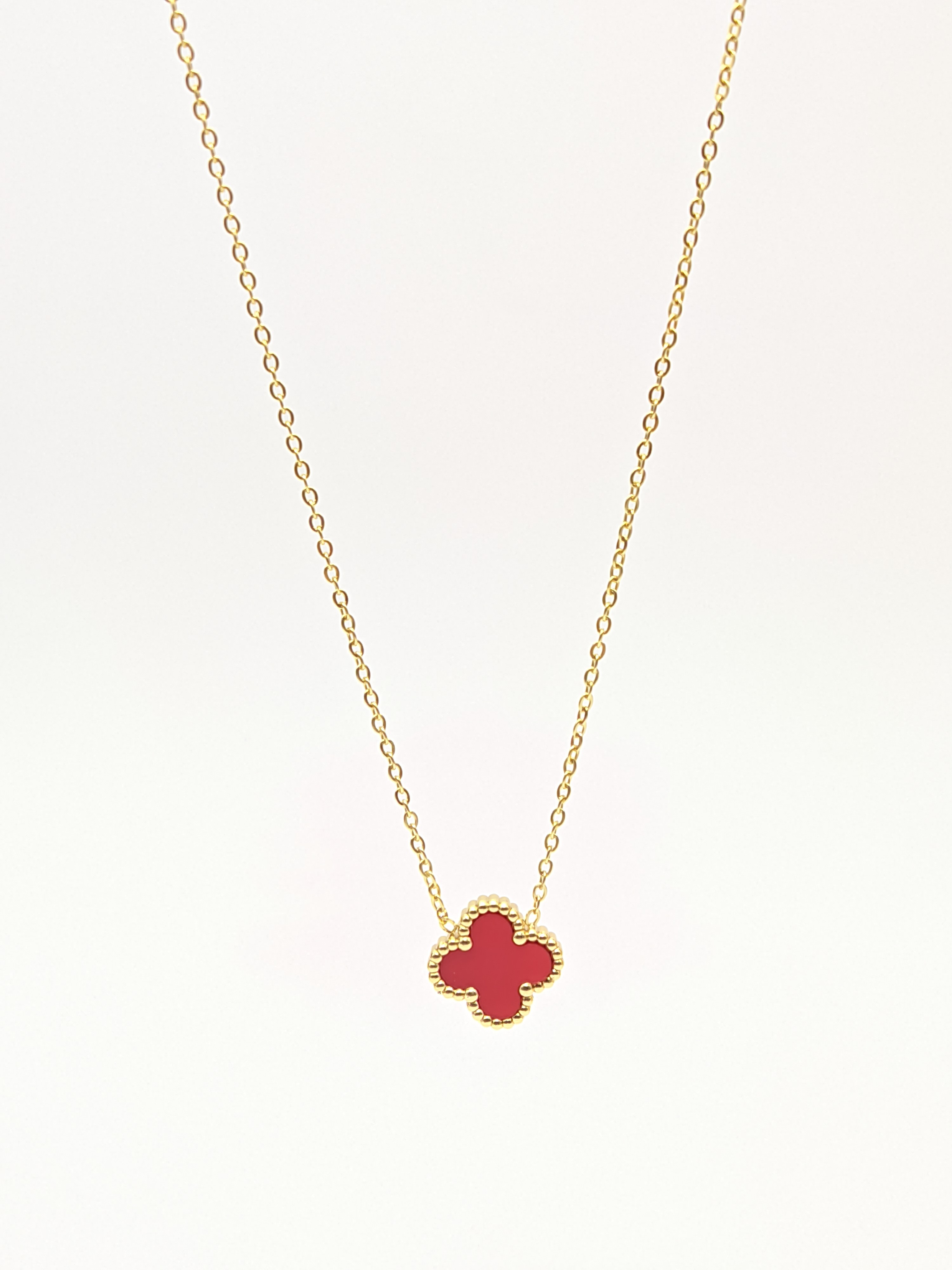 Collar Trébol Dorado con Dije Rojo