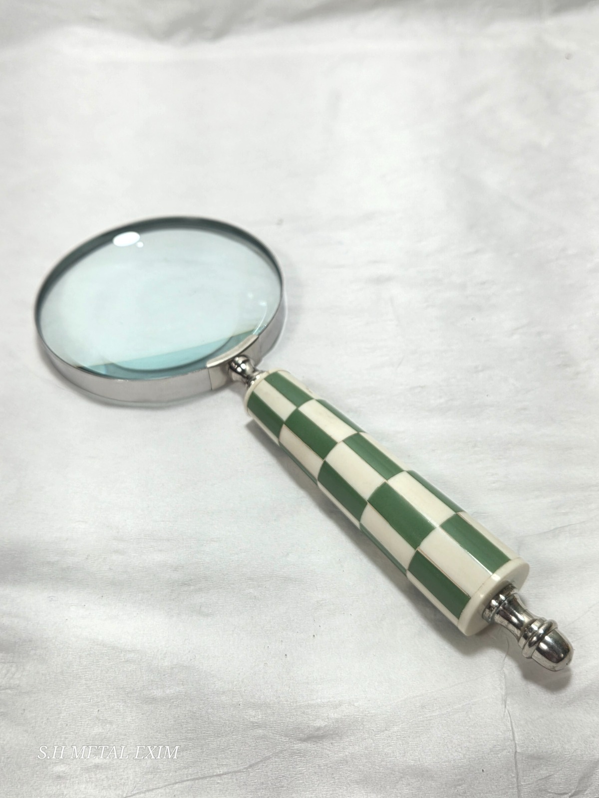 Classic Magnifying Glass