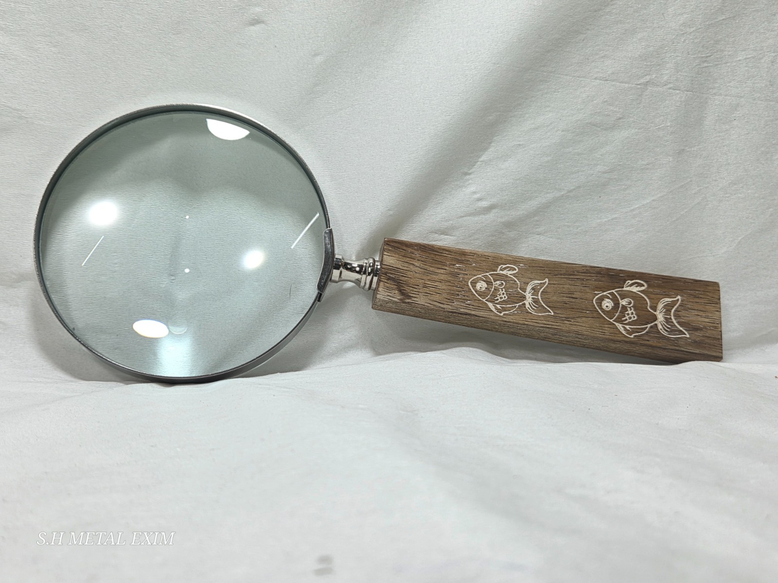 Wooden Handle Magnifying Glass