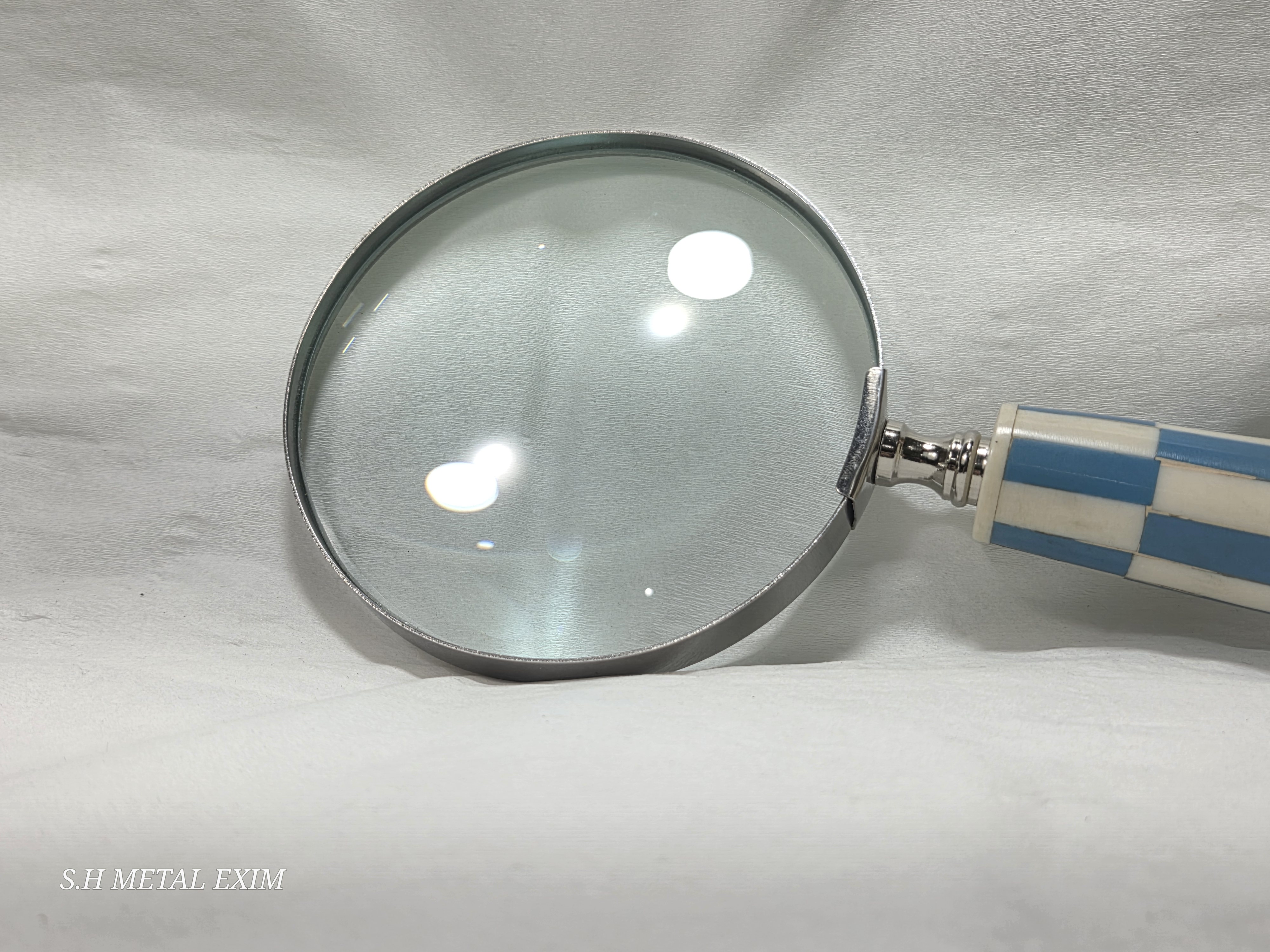 Stylish Checkered Handle Magnifying Glass for Modern & Classic Use