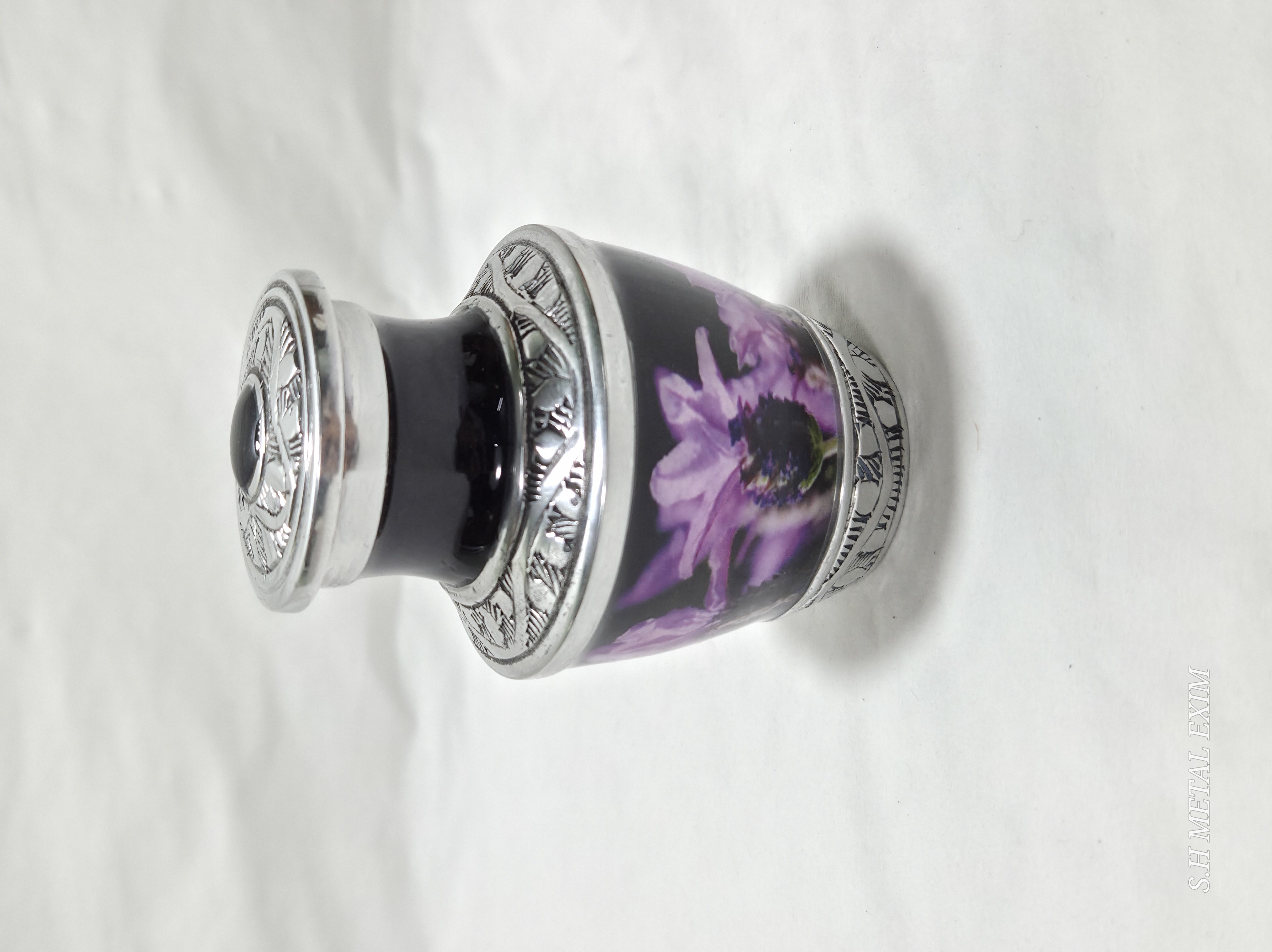 Lavender Grace: The Floral Tribute Urn