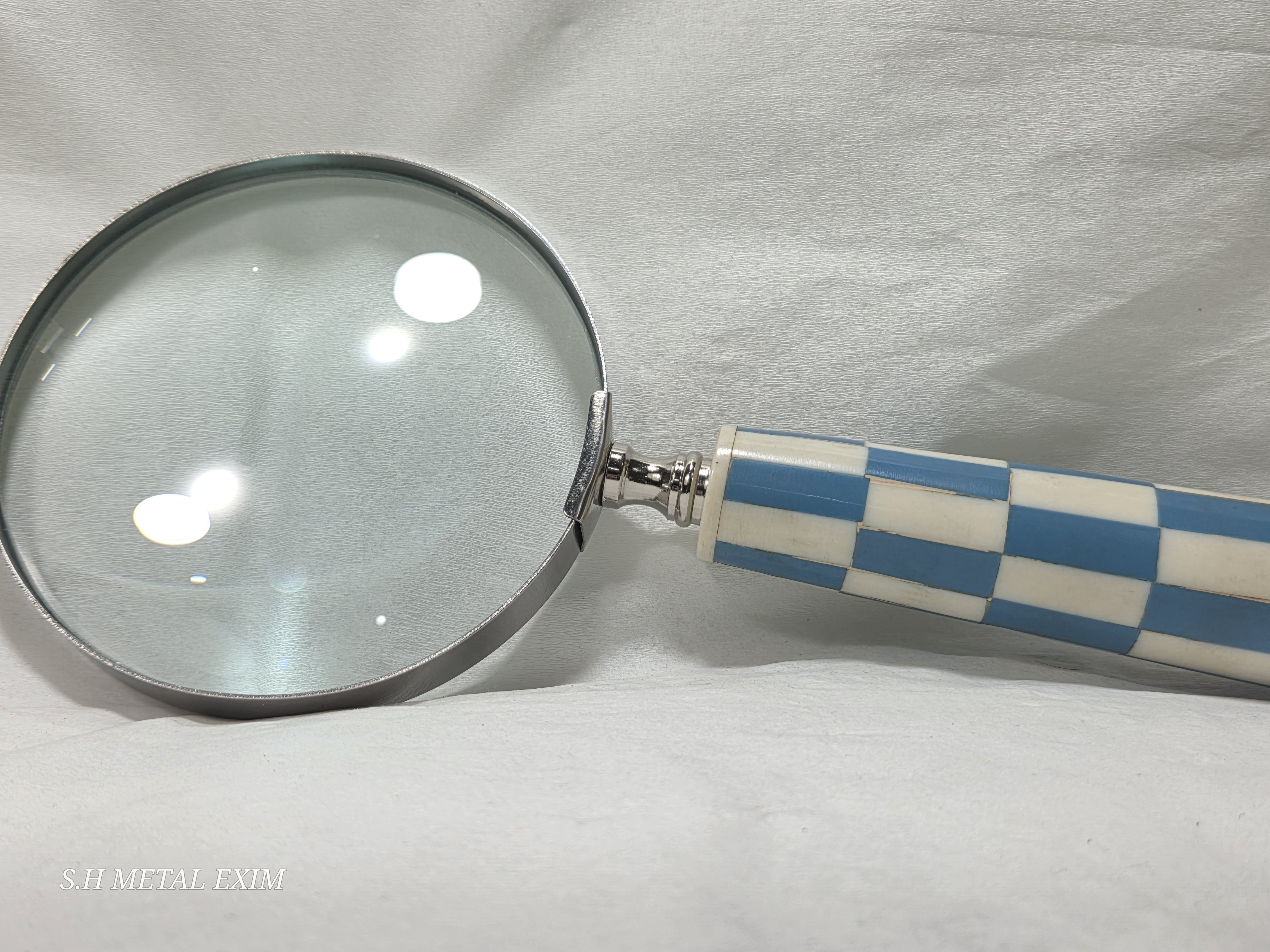 Stylish Checkered Handle Magnifying Glass for Modern & Classic Use