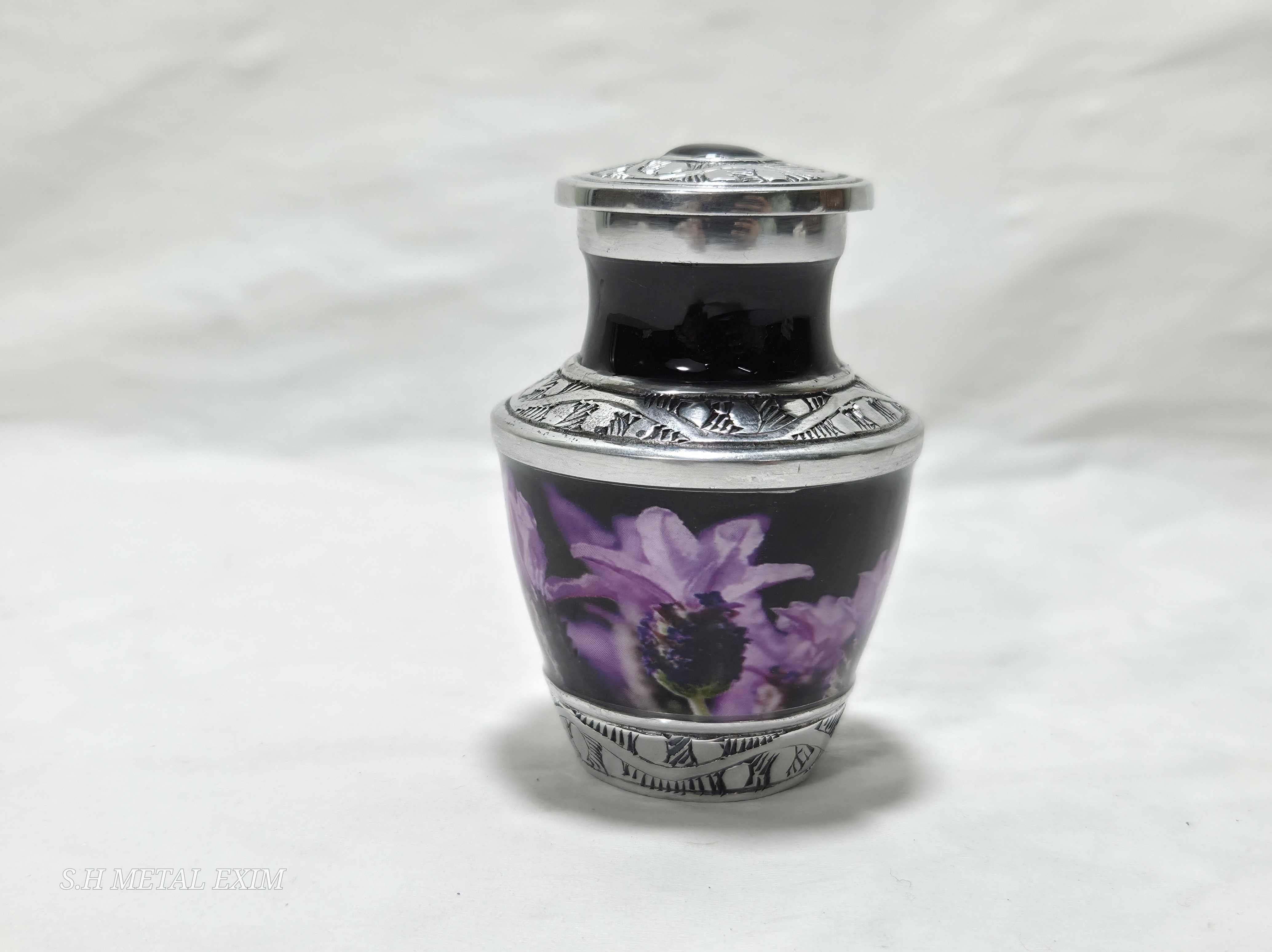 Lavender Grace: The Floral Tribute Urn